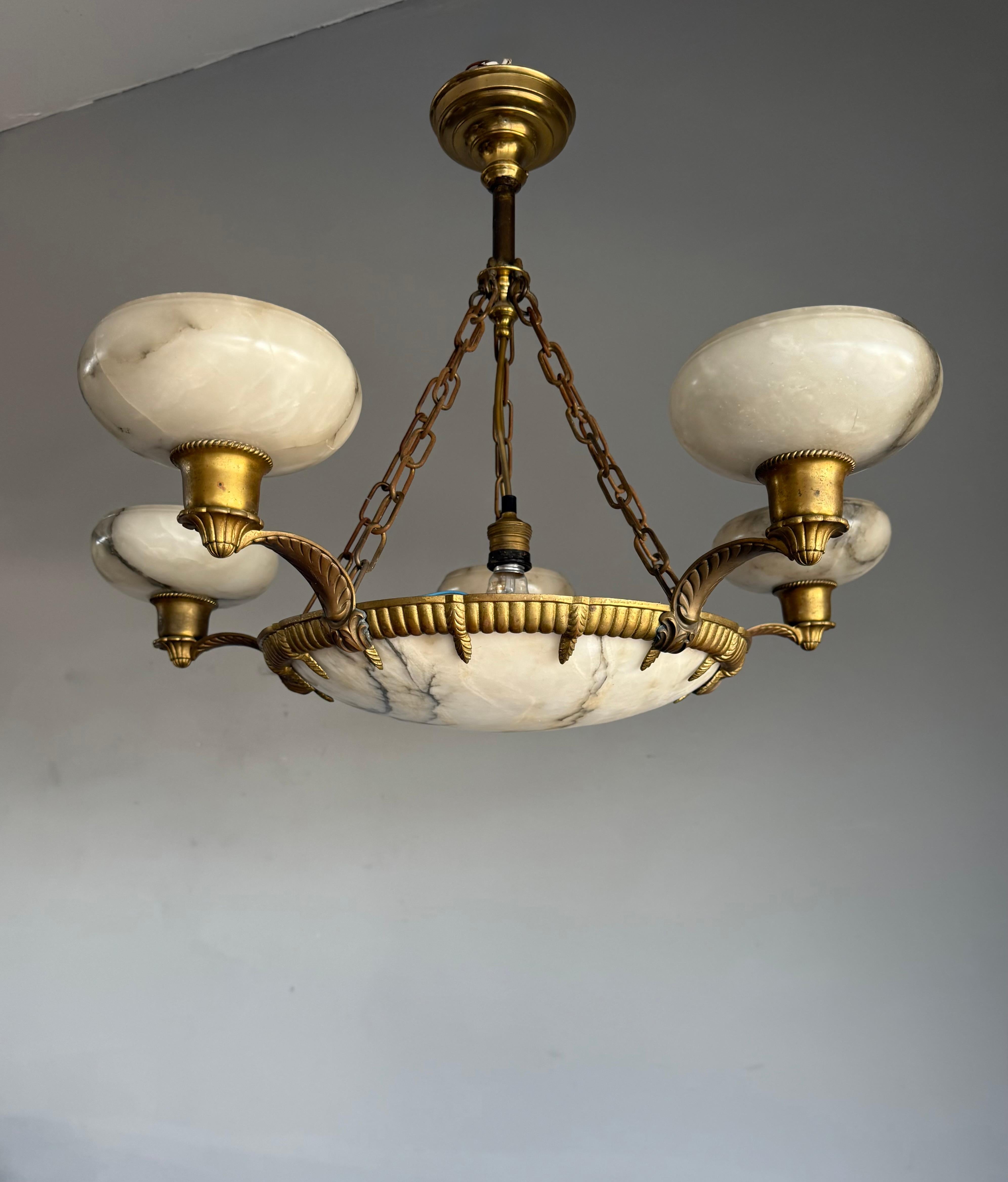 Meraviglioso lampadario a sospensione in bronzo Art Deco con 6 paralumi in alabastro in vendita 1