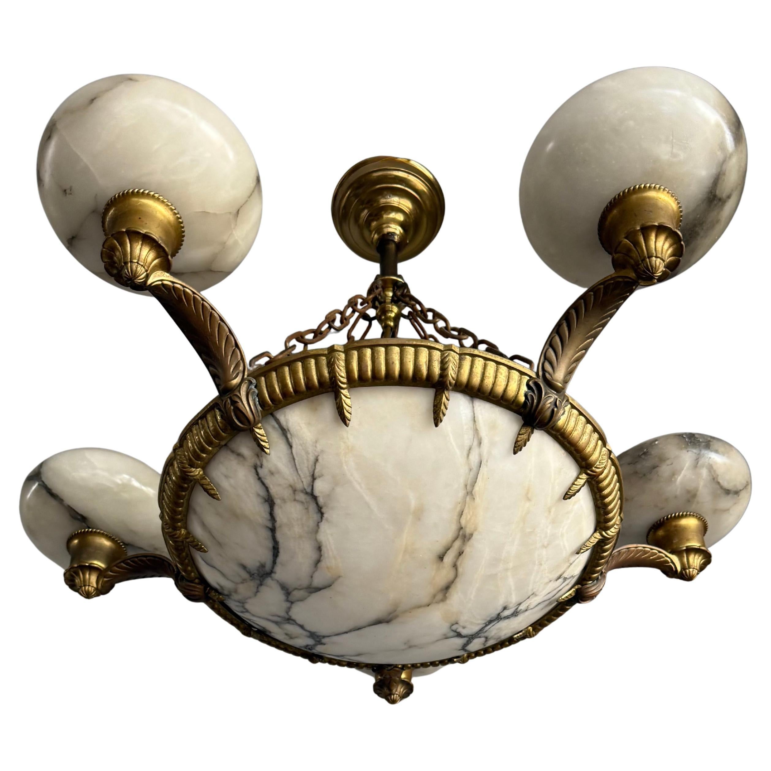 Meraviglioso lampadario a sospensione in bronzo Art Deco con 6 paralumi in alabastro