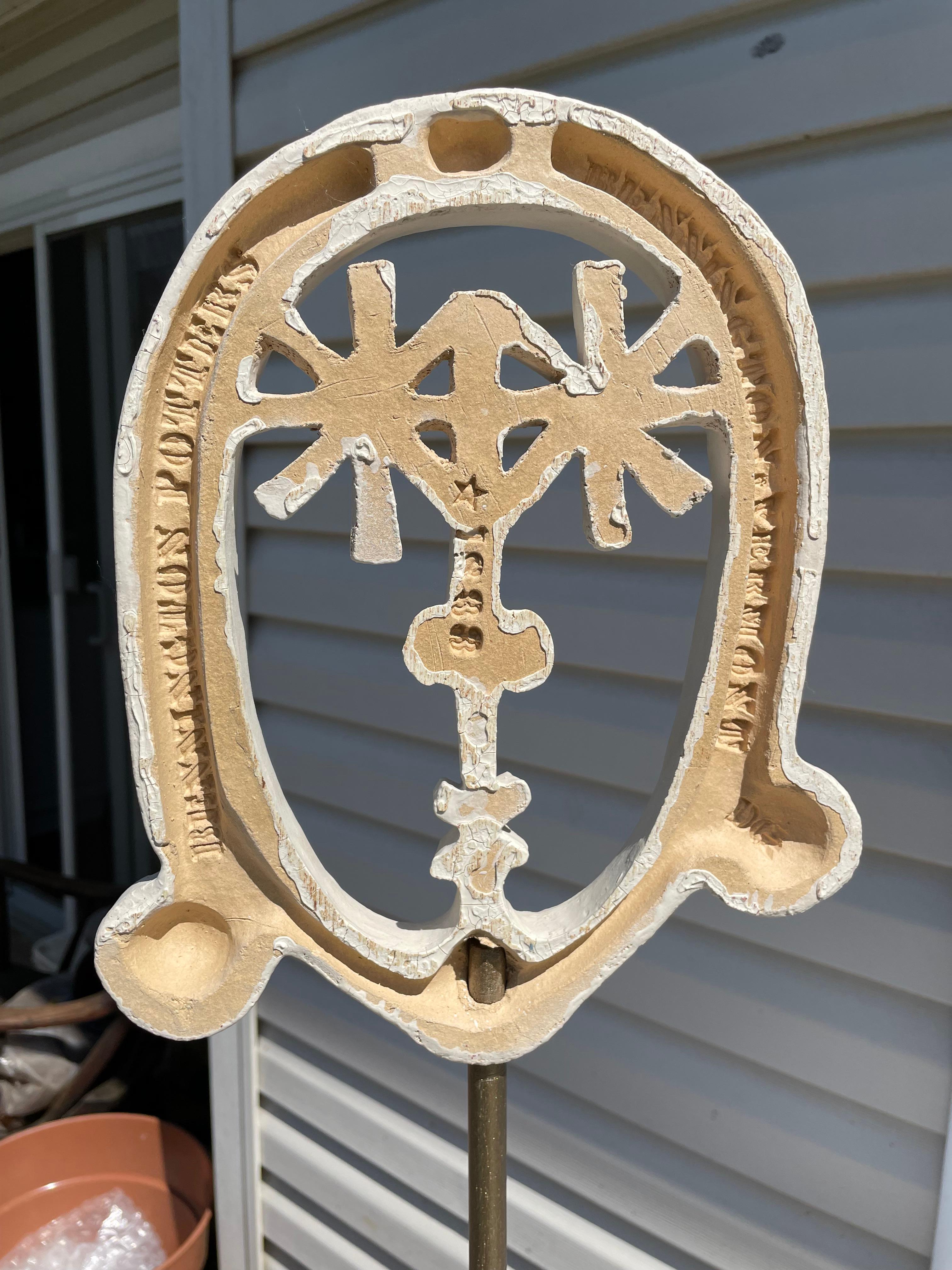 Fine XX secolo Meravigliosa scultura di ragazza stella in ceramica di Bennington Vermont su supporto personalizzato in vendita
