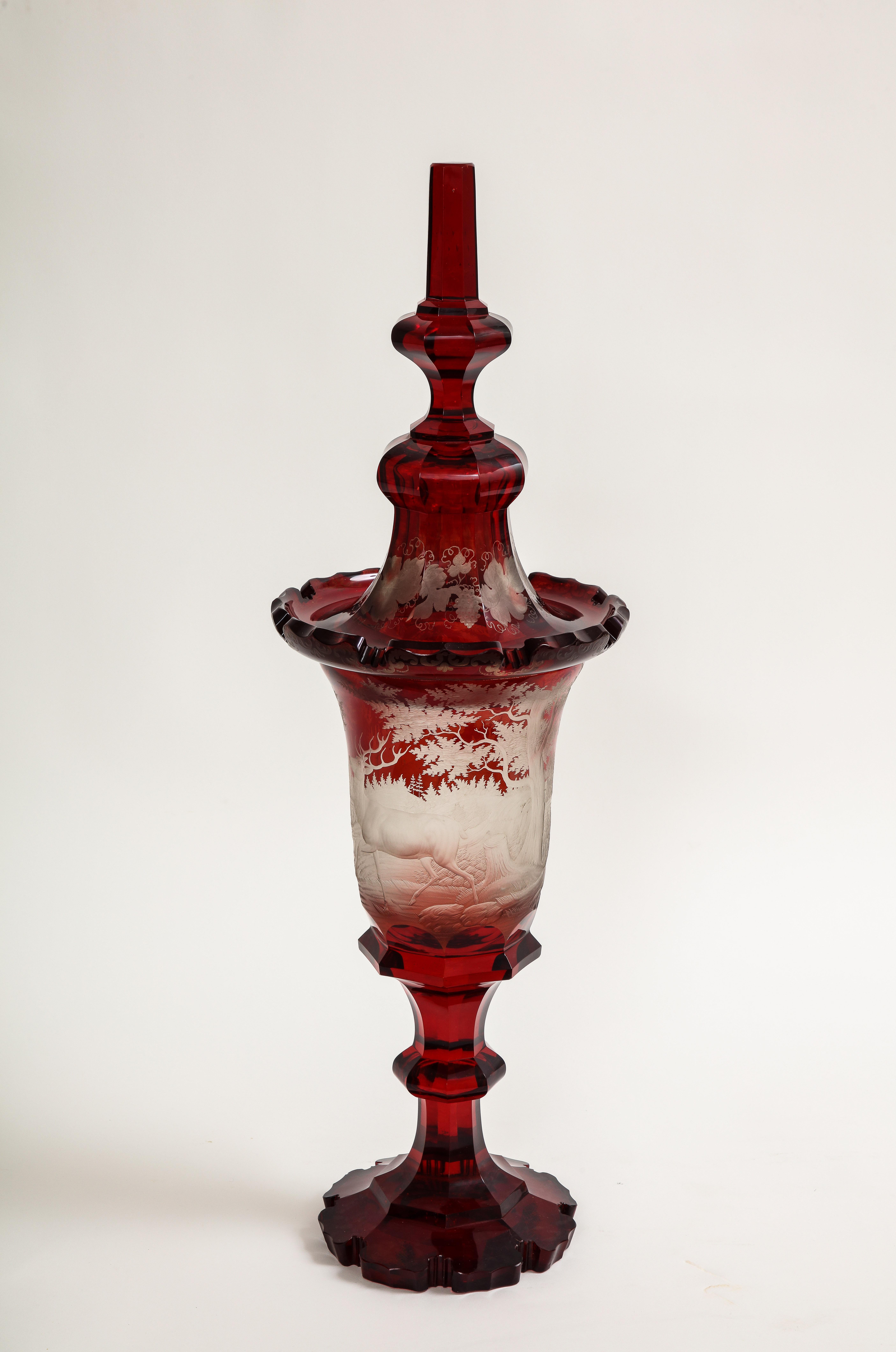 Marvelous Bohemian Red-Cut-to-Clear Kristall- Jagdszene mit Deckel aus Kristall (Tschechisch) im Angebot