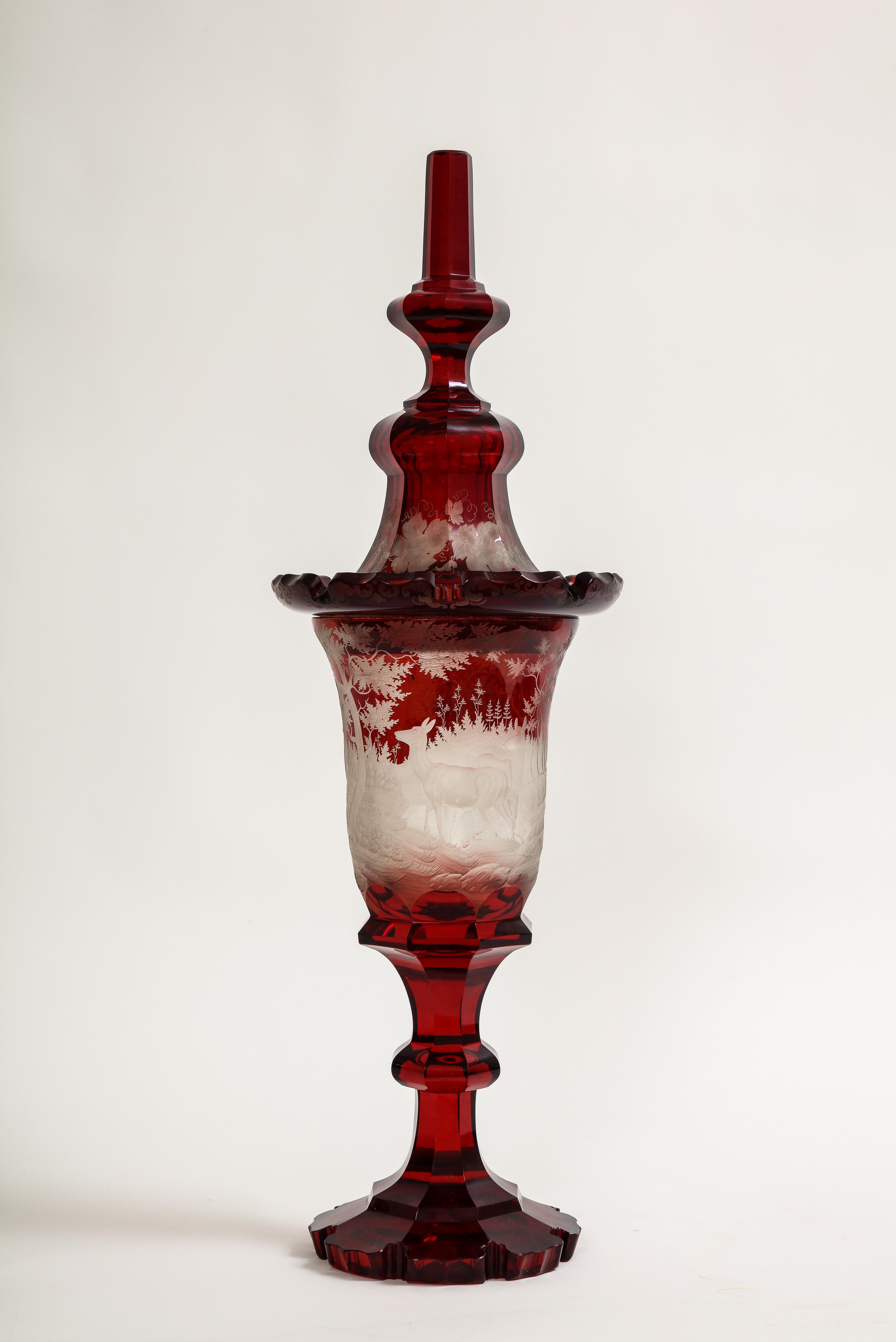 Marvelous Bohemian Red-Cut-to-Clear Kristall- Jagdszene mit Deckel aus Kristall (Radiert) im Angebot