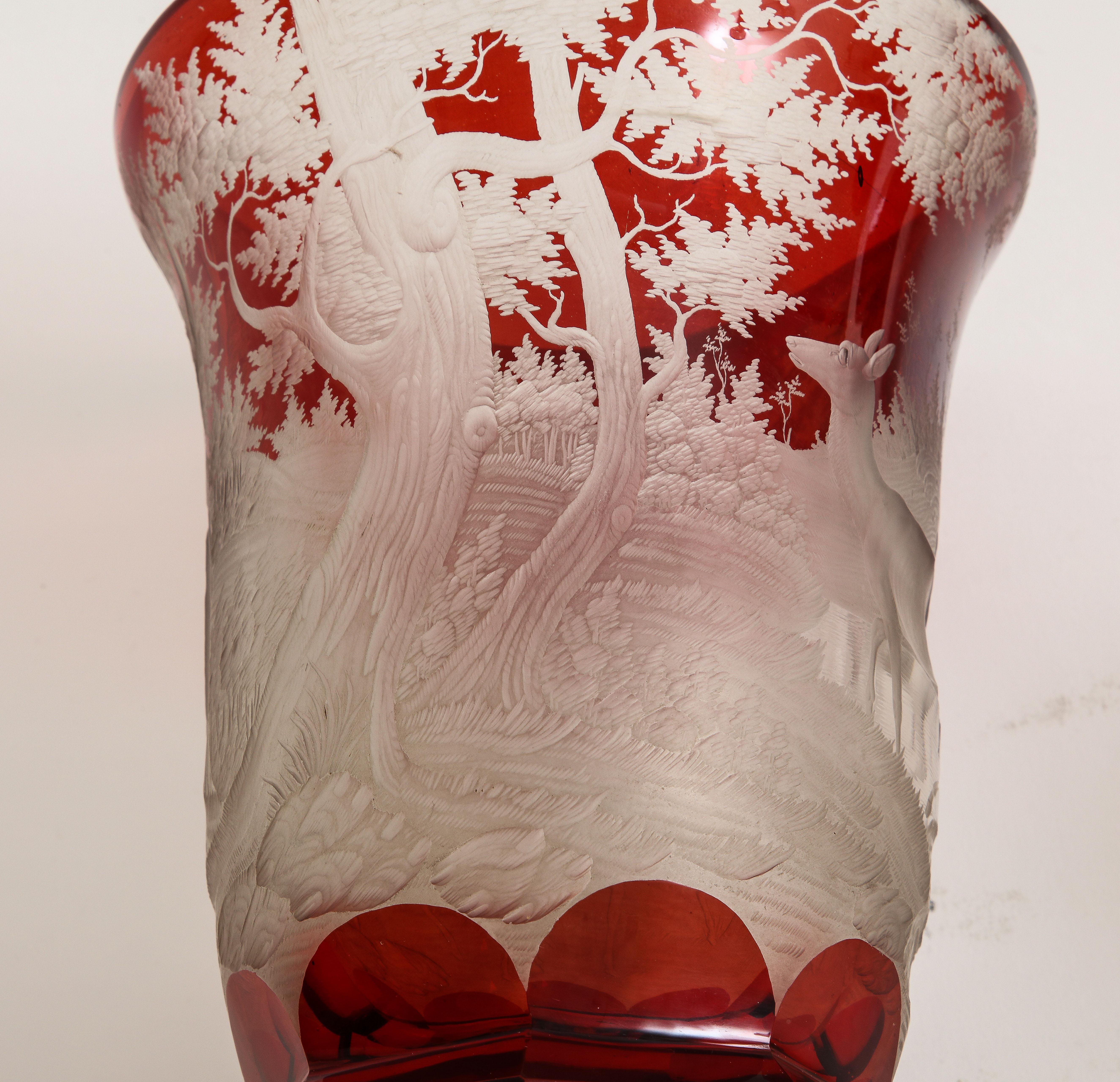 Marvelous Bohemian Red-Cut-to-Clear Kristall- Jagdszene mit Deckel aus Kristall (19. Jahrhundert) im Angebot