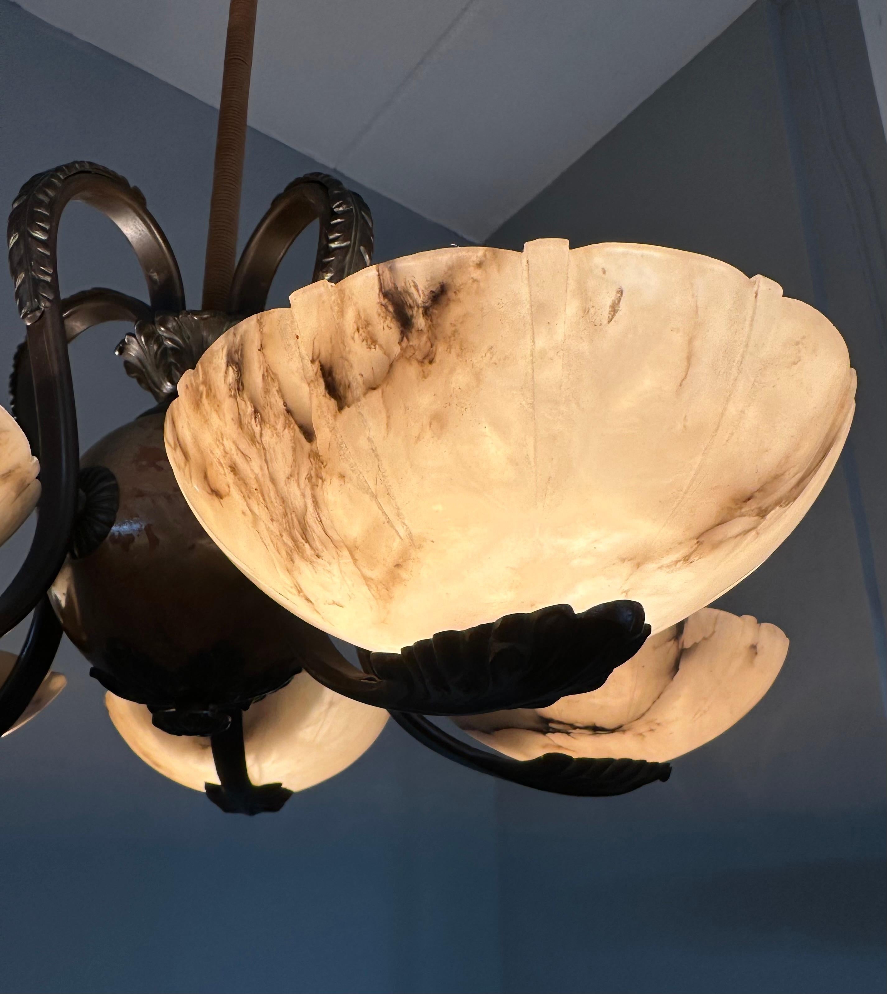 Meraviglioso lampadario / pendente Art Deco in bronzo con cinque paralumi in alabastro intagliato in vendita 4