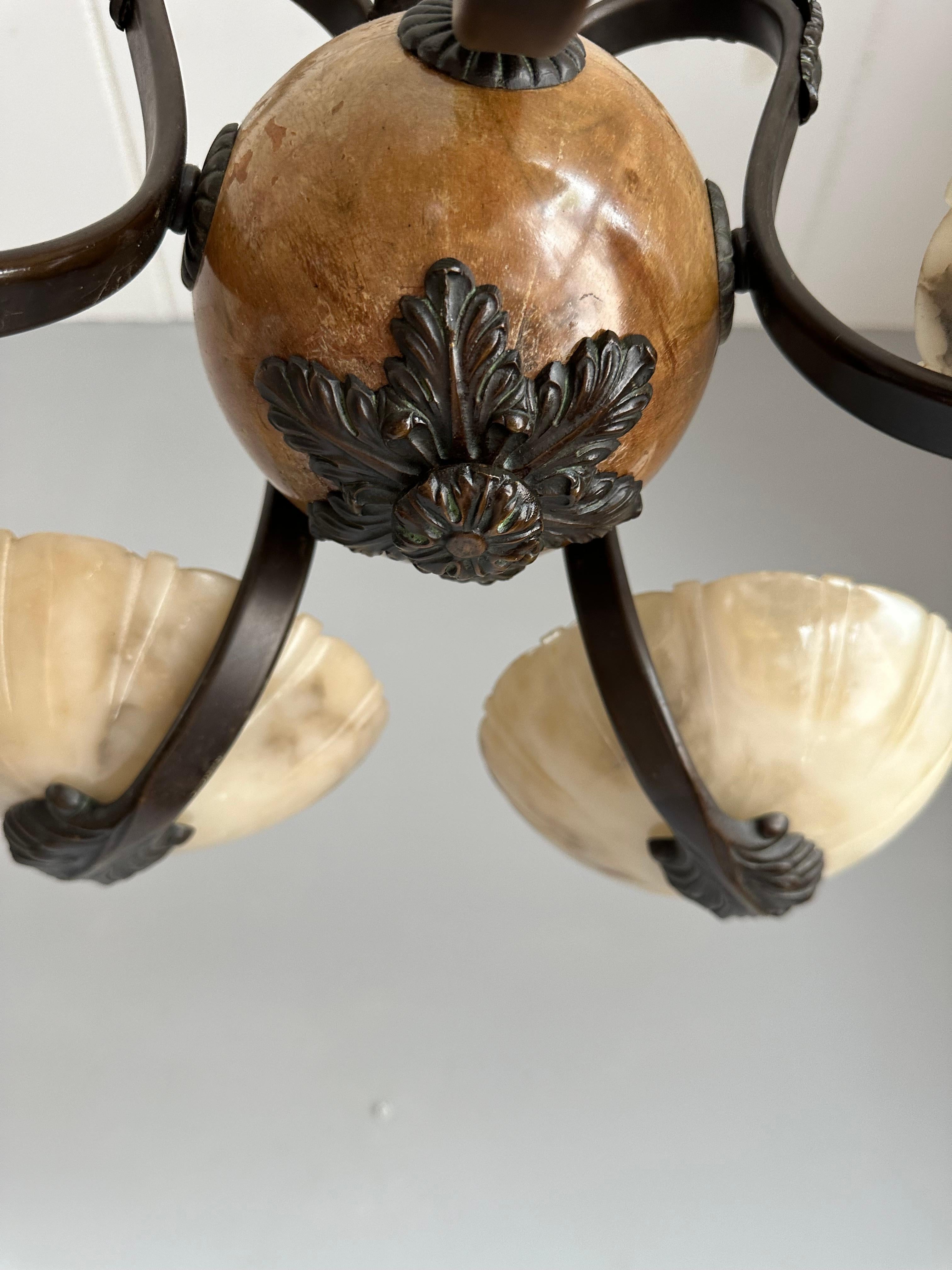 Meraviglioso lampadario / pendente Art Deco in bronzo con cinque paralumi in alabastro intagliato in vendita 5