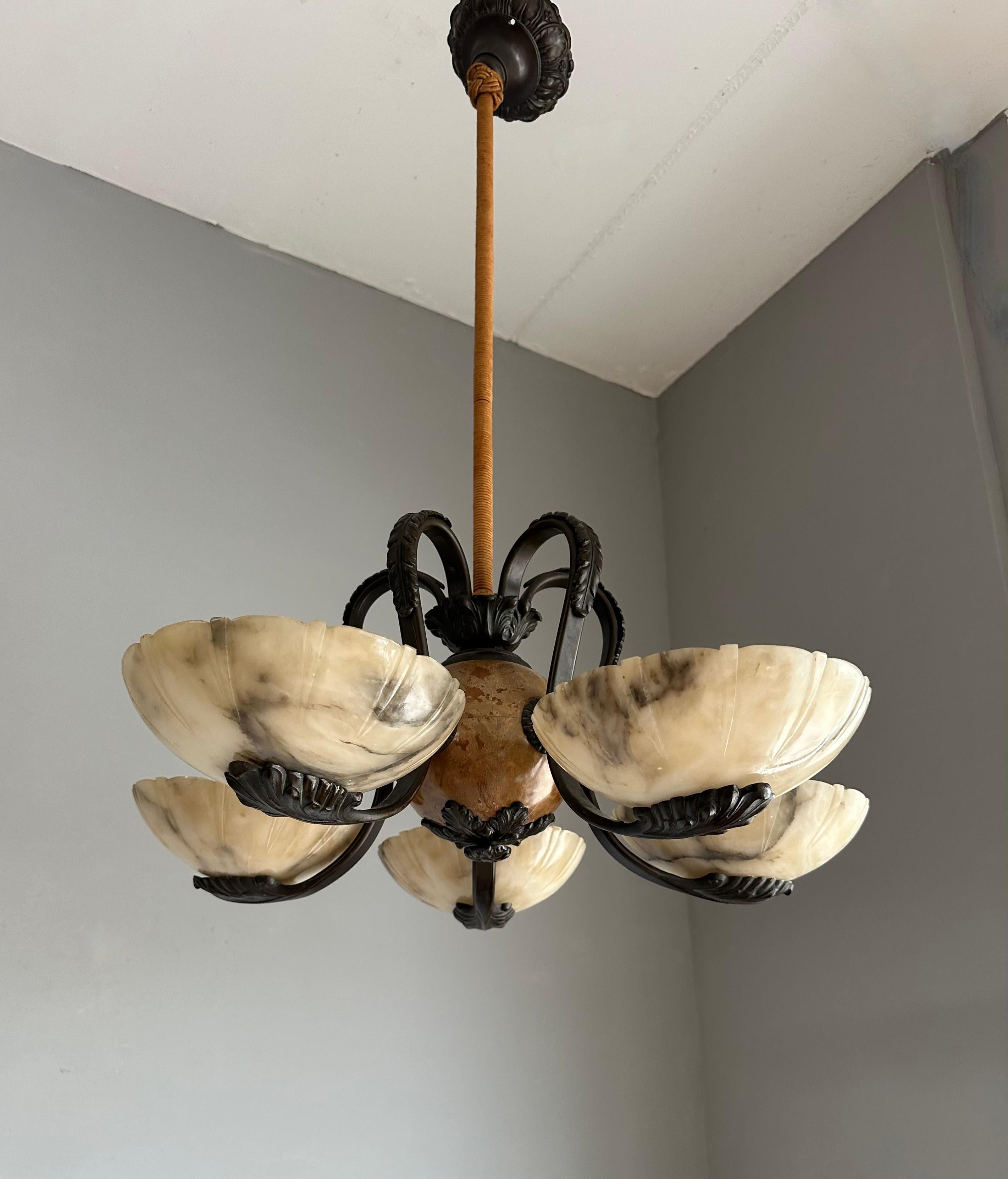 Meraviglioso lampadario / pendente Art Deco in bronzo con cinque paralumi in alabastro intagliato in vendita 7