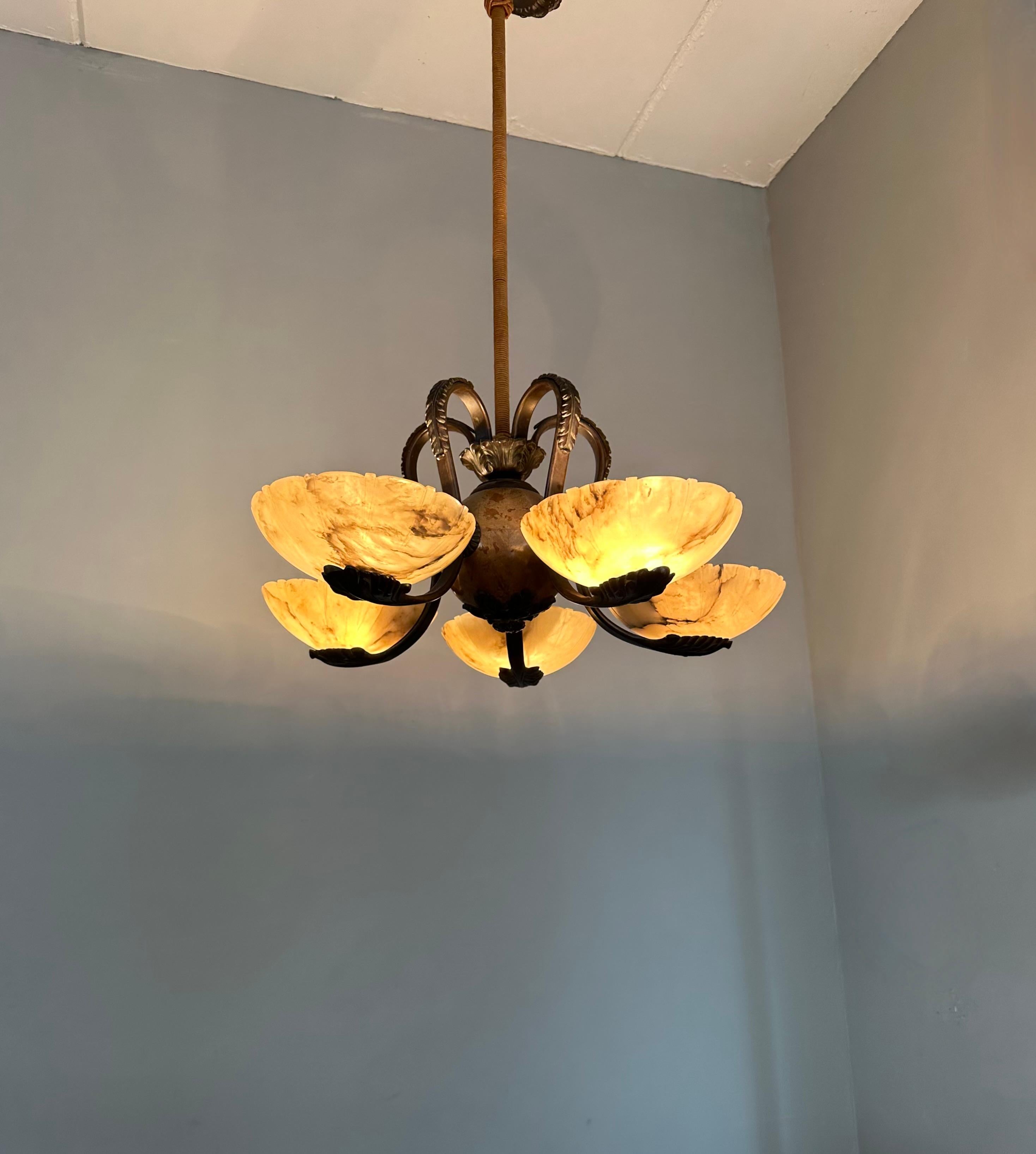 Meraviglioso lampadario / pendente Art Deco in bronzo con cinque paralumi in alabastro intagliato in vendita 8