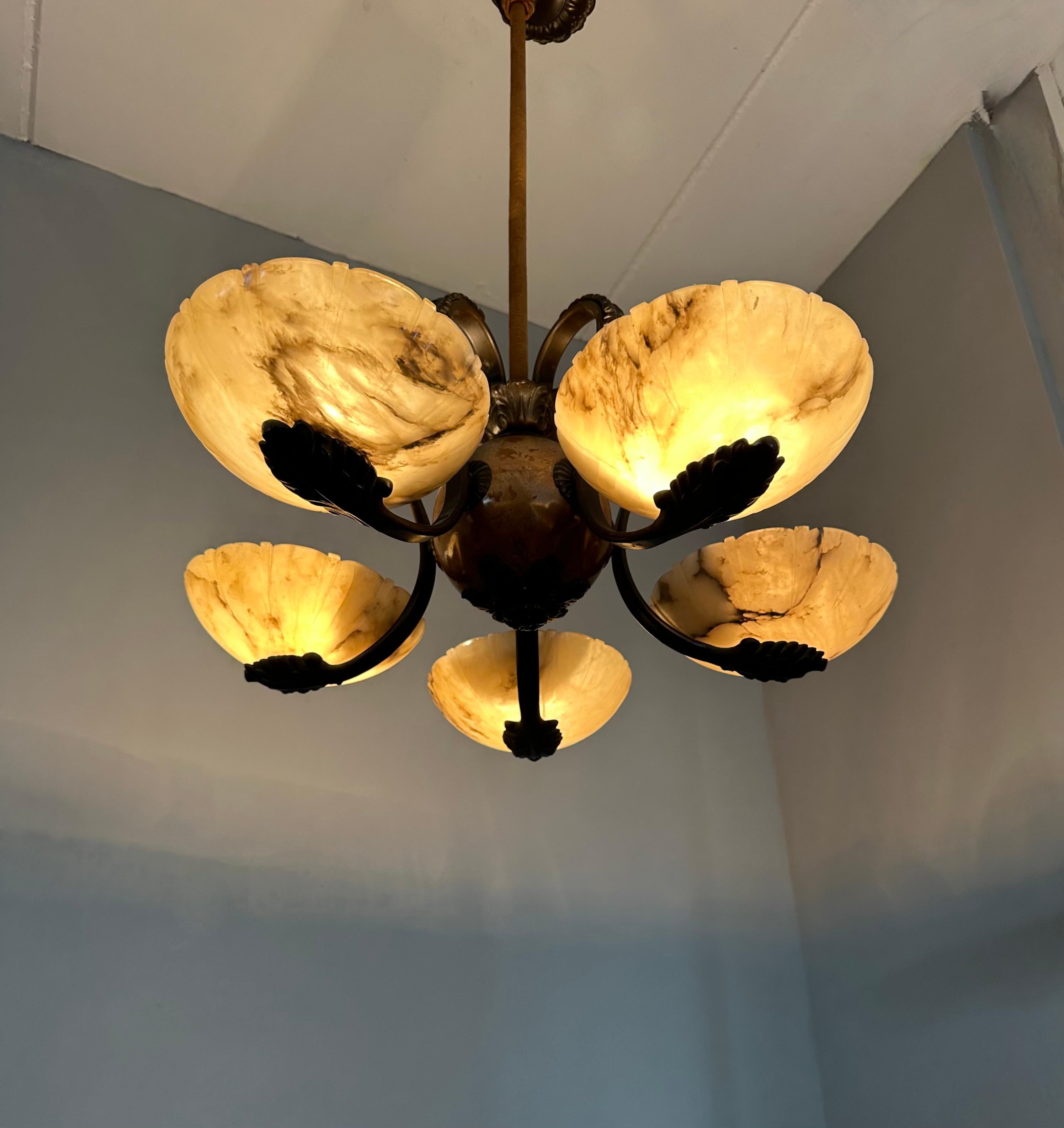 Meraviglioso lampadario / pendente Art Deco in bronzo con cinque paralumi in alabastro intagliato in vendita 9