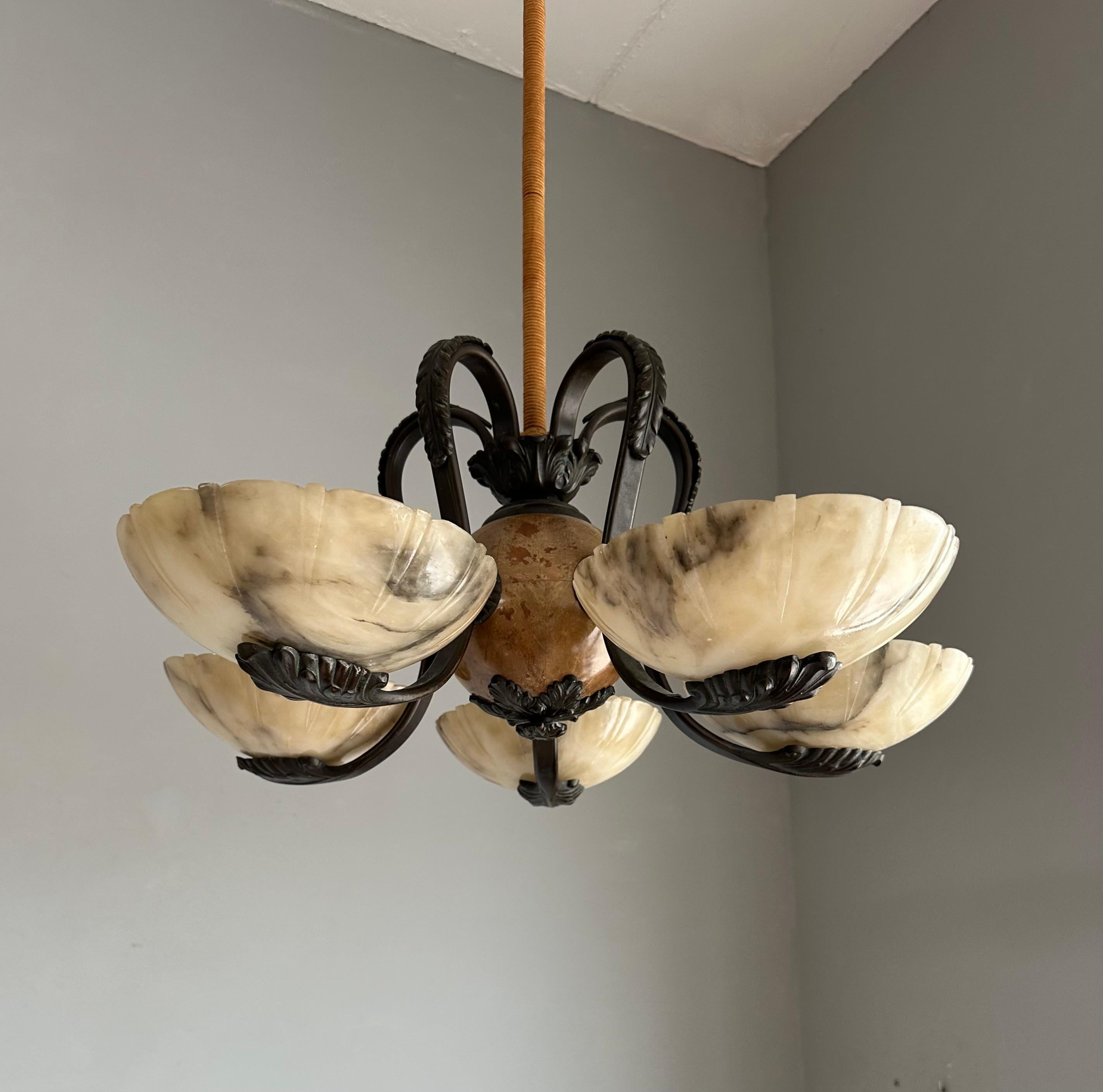 Meraviglioso lampadario / pendente Art Deco in bronzo con cinque paralumi in alabastro intagliato in vendita 10