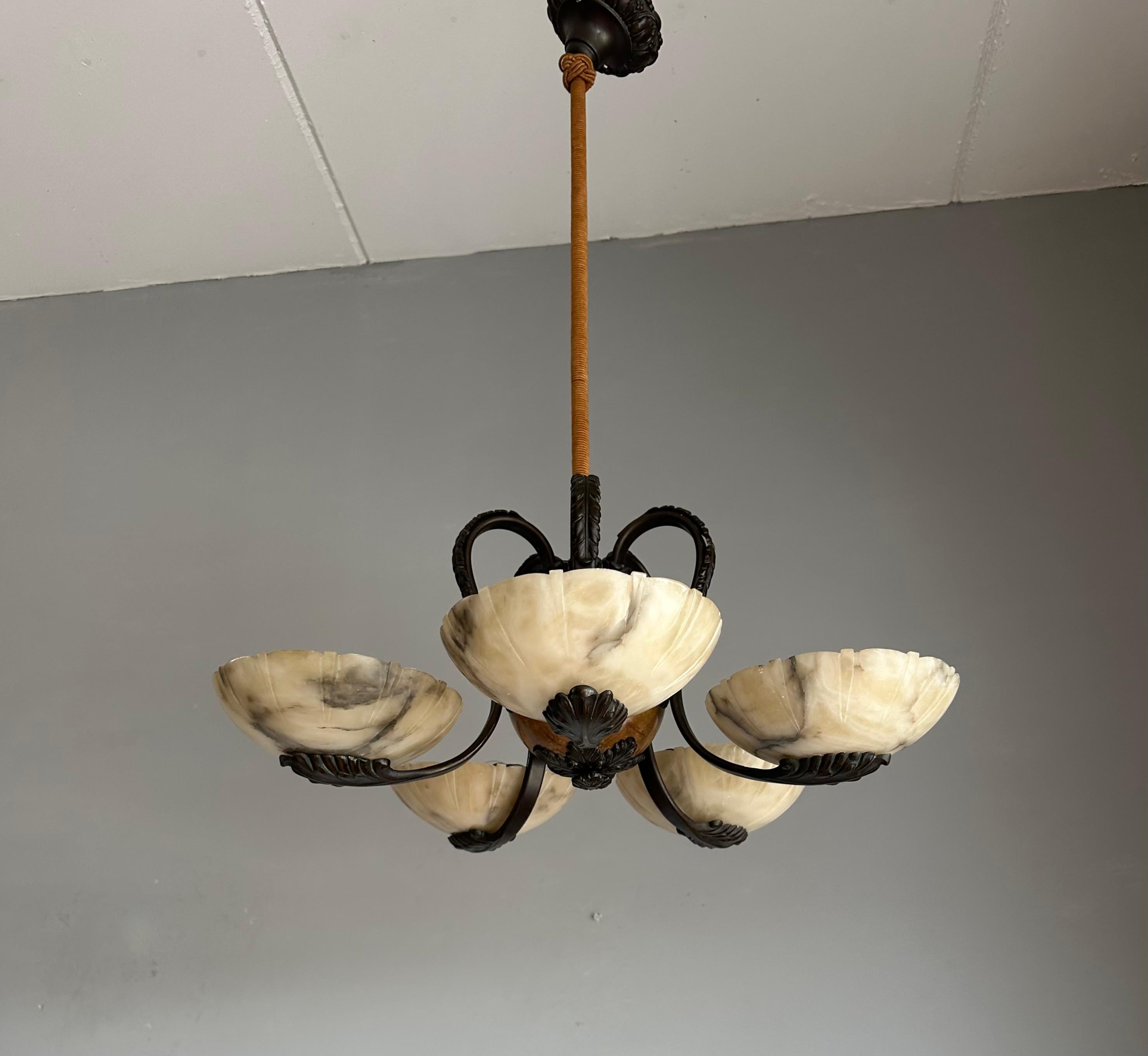 Meraviglioso lampadario / pendente Art Deco in bronzo con cinque paralumi in alabastro intagliato in vendita 11