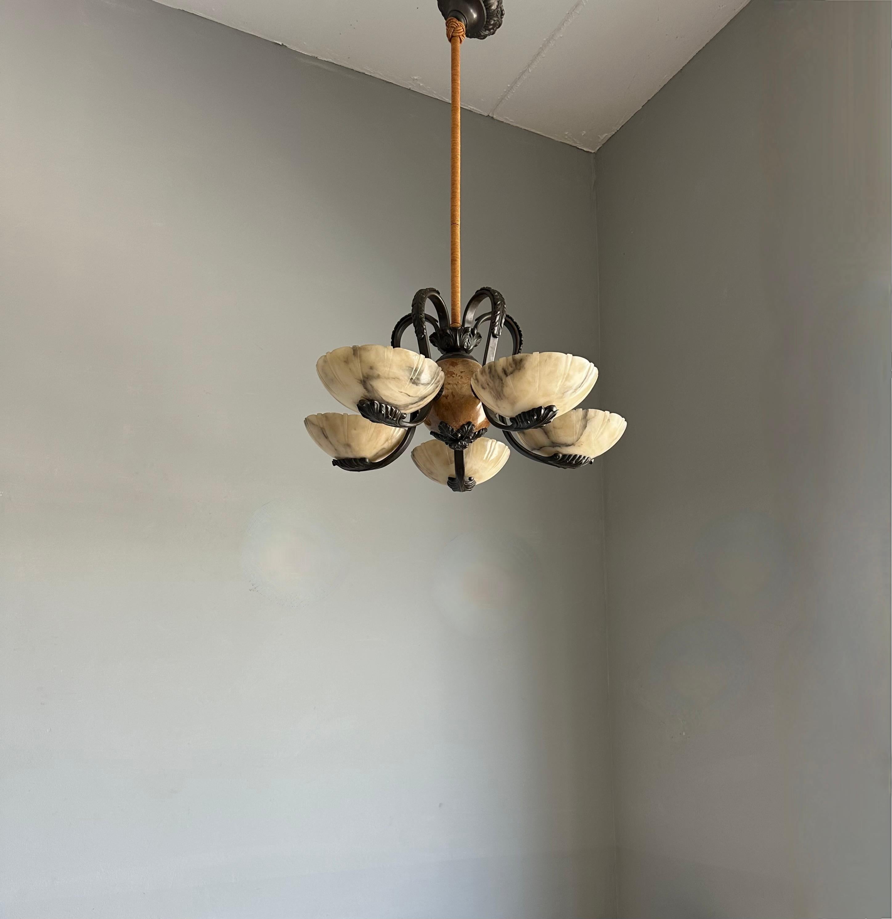 Meraviglioso lampadario / pendente Art Deco in bronzo con cinque paralumi in alabastro intagliato in vendita 12