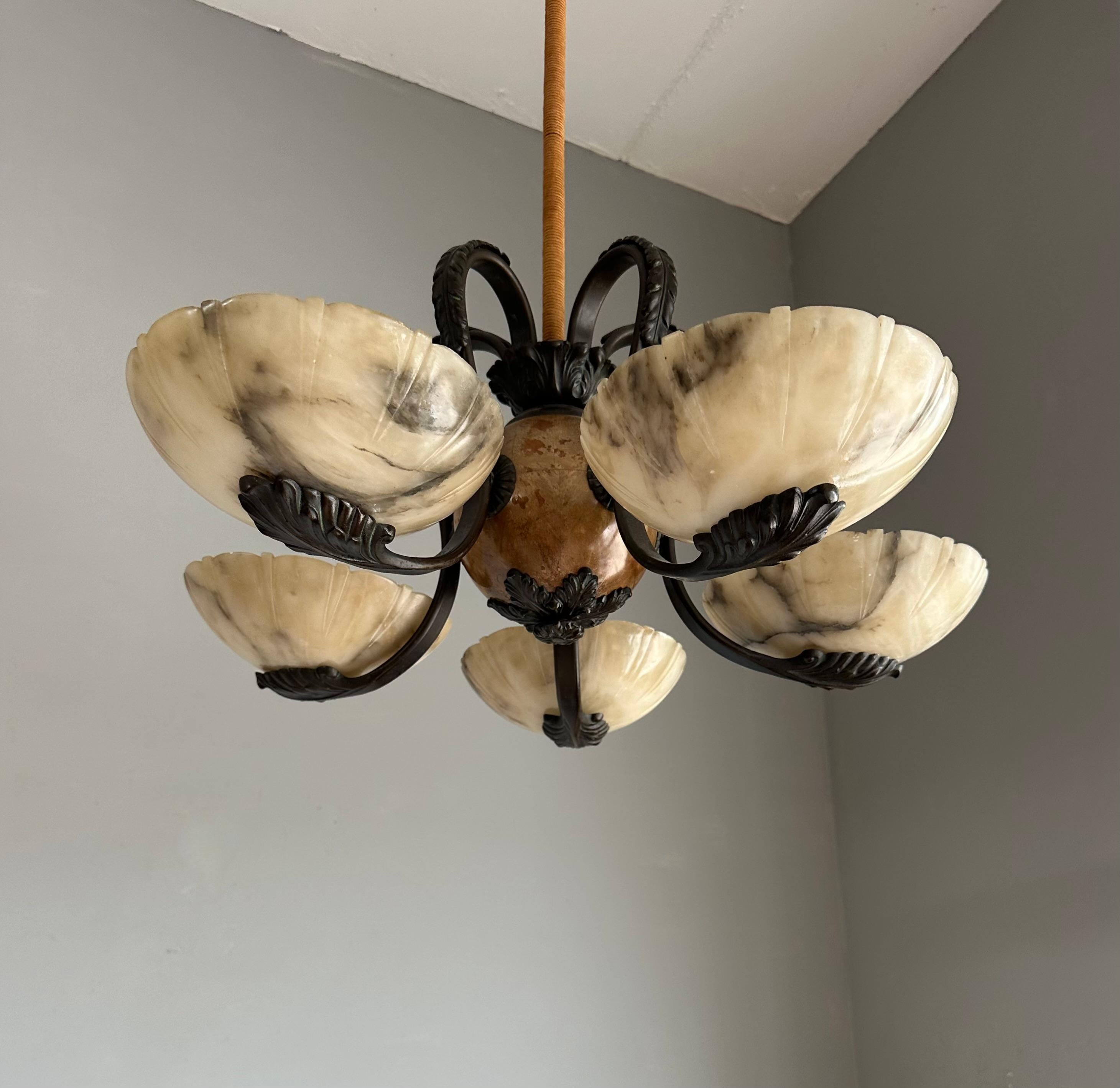 Art Déco Meraviglioso lampadario / pendente Art Deco in bronzo con cinque paralumi in alabastro intagliato in vendita