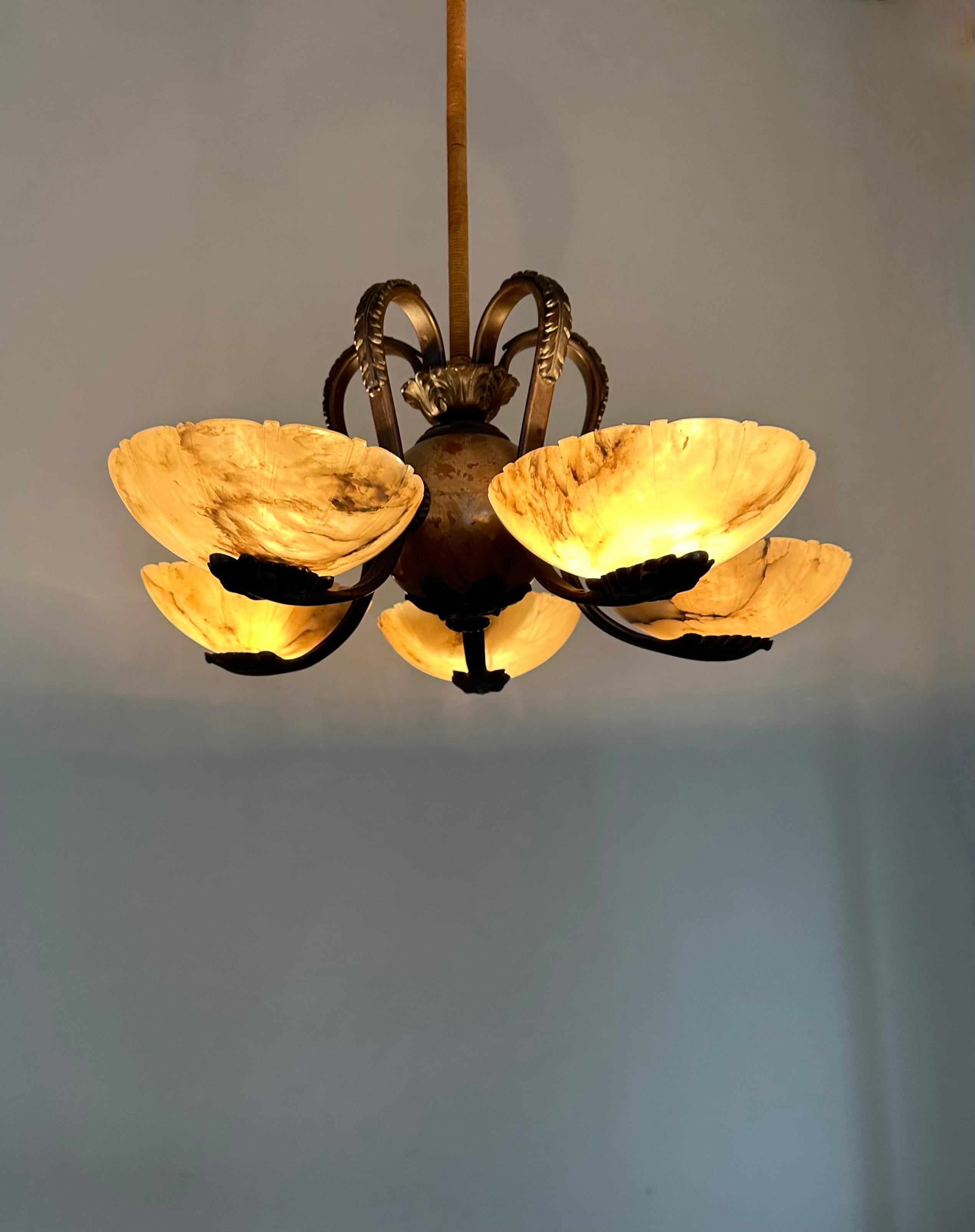 Francese Meraviglioso lampadario / pendente Art Deco in bronzo con cinque paralumi in alabastro intagliato in vendita