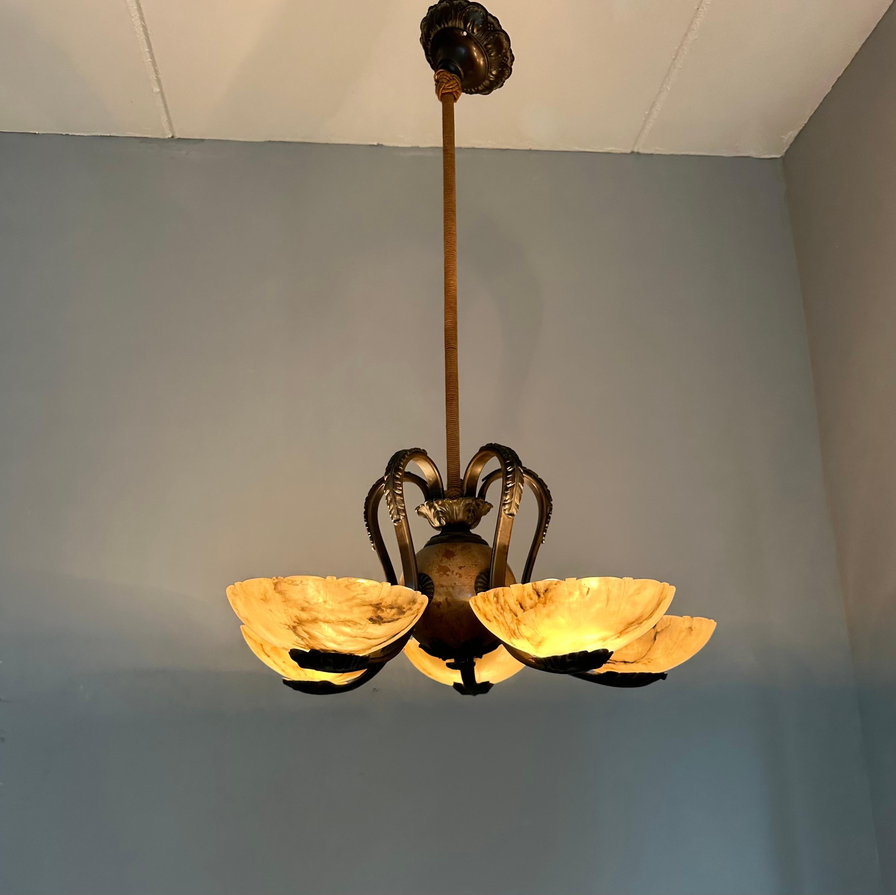 Intagliato a mano Meraviglioso lampadario / pendente Art Deco in bronzo con cinque paralumi in alabastro intagliato in vendita
