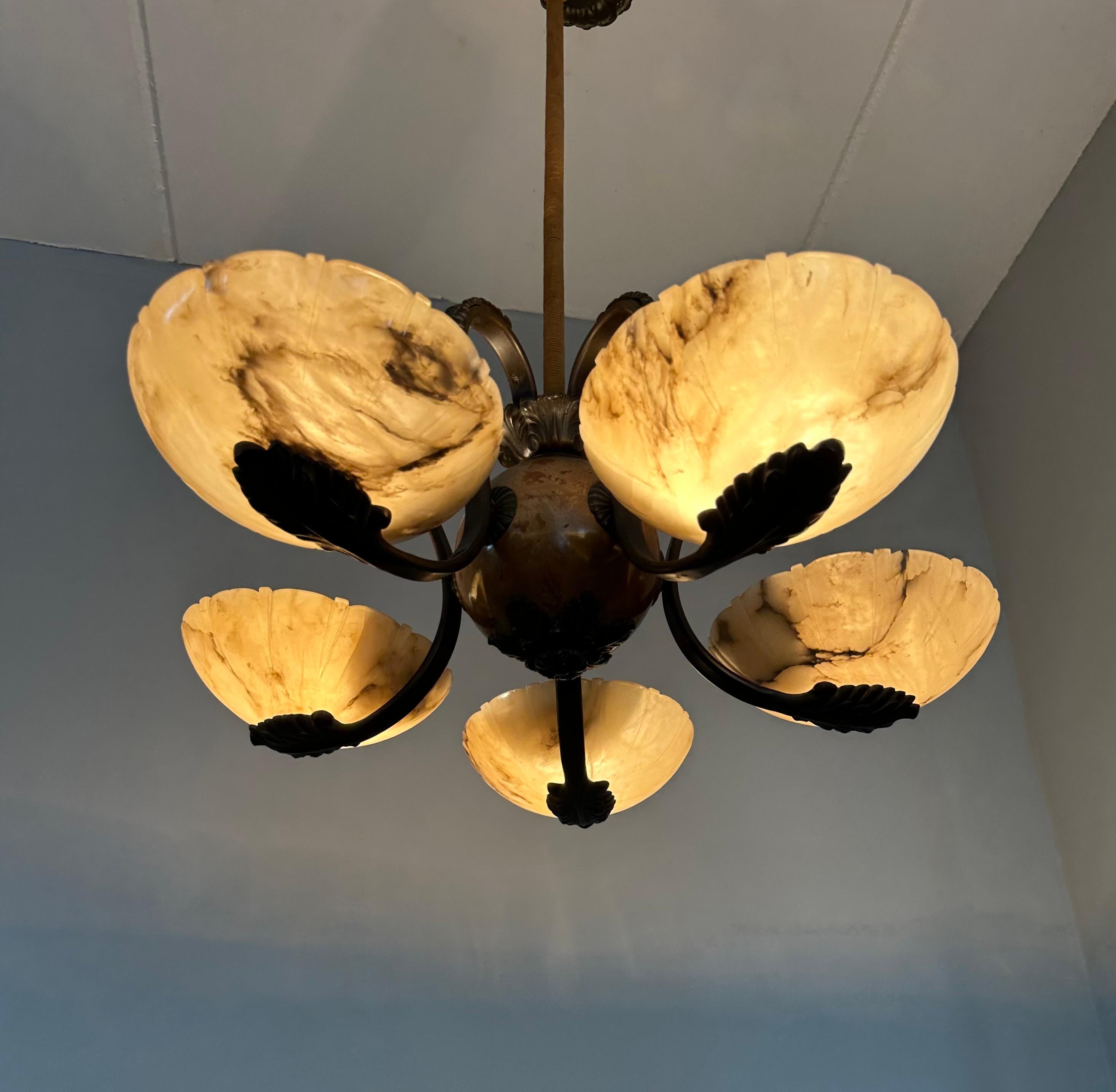 Meraviglioso lampadario / pendente Art Deco in bronzo con cinque paralumi in alabastro intagliato In condizioni buone in vendita a Lisse, NL