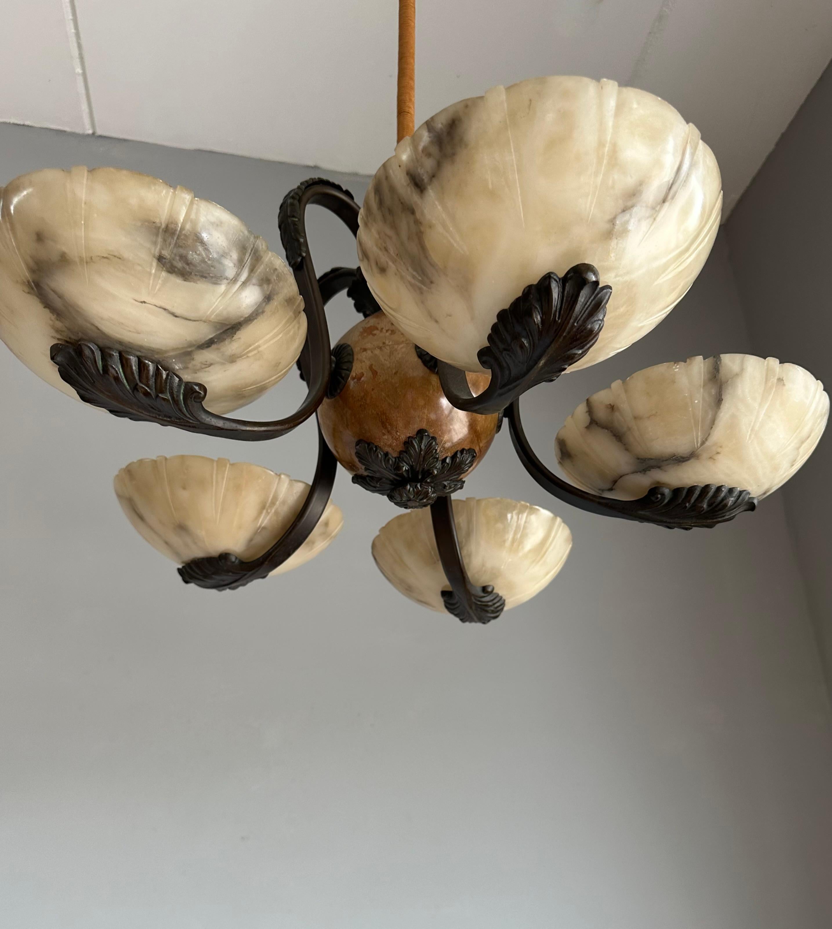 XX secolo Meraviglioso lampadario / pendente Art Deco in bronzo con cinque paralumi in alabastro intagliato in vendita