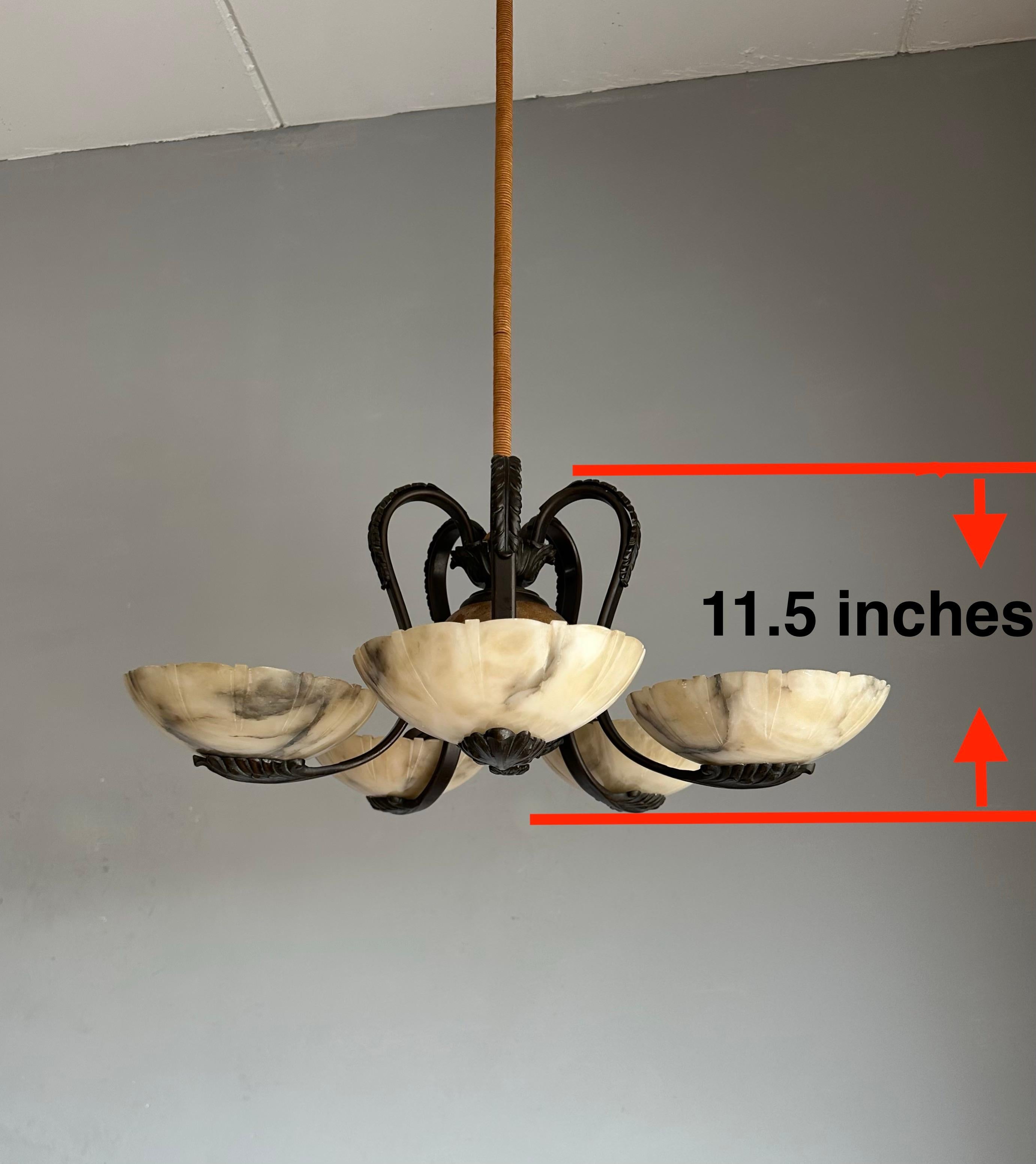 Ottone Meraviglioso lampadario / pendente Art Deco in bronzo con cinque paralumi in alabastro intagliato in vendita