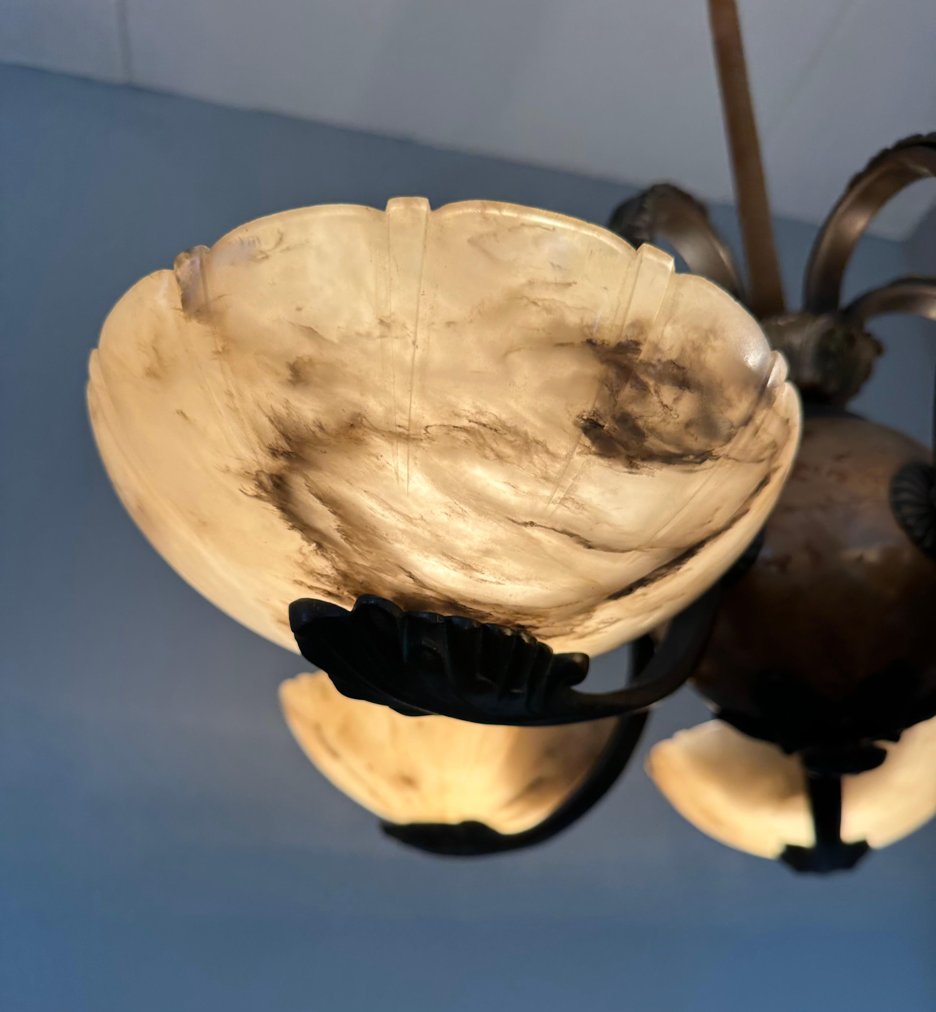 Meraviglioso lampadario / pendente Art Deco in bronzo con cinque paralumi in alabastro intagliato in vendita 1