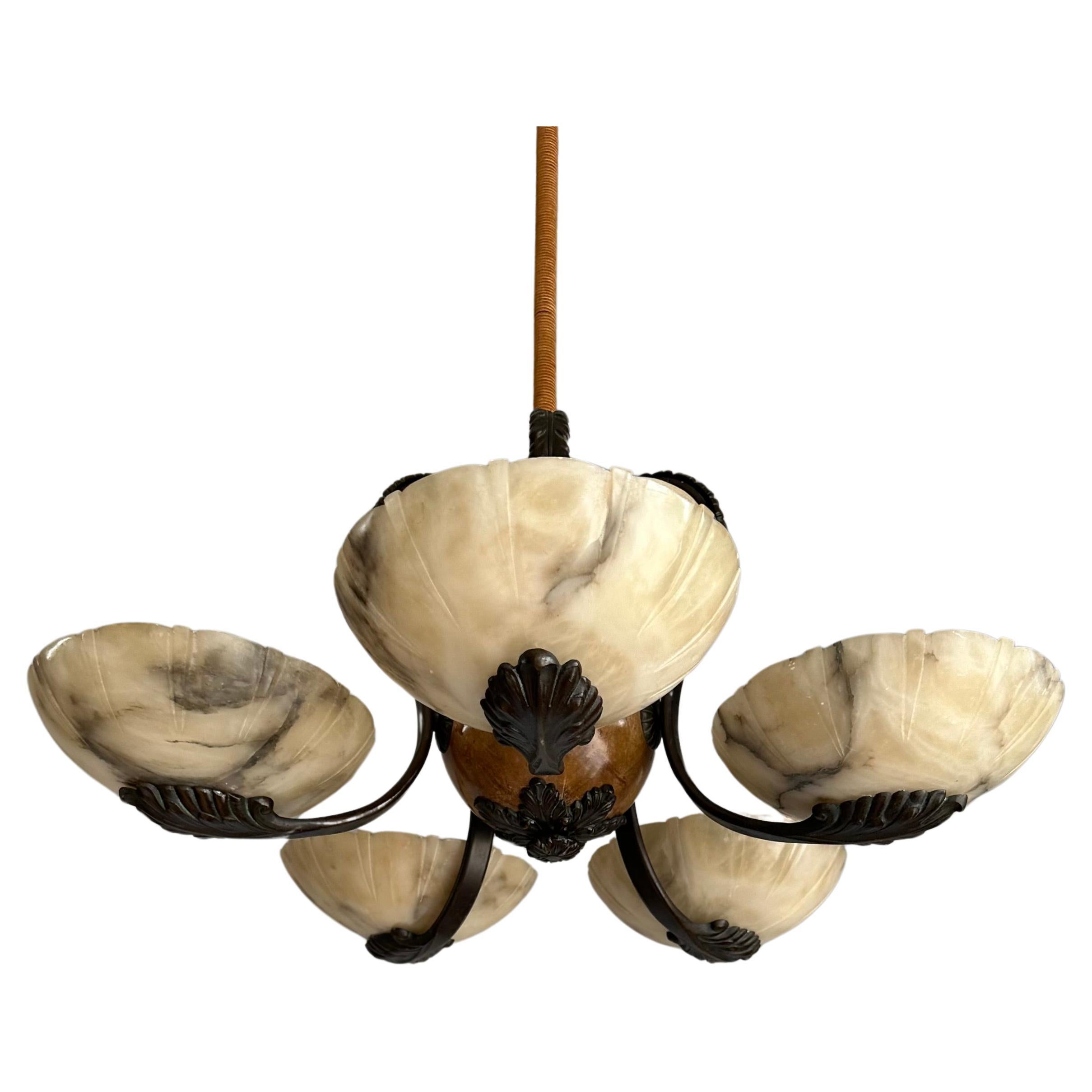 Un'esclusiva lampada in bronzo e alabastro degli anni '20 per un'atmosfera perfetta.

Se sei alla ricerca di un lampadario straordinario per abbellire il tuo spazio abitativo, questo antico lampadario Art Deco dei primi anni del XX secolo potrebbe