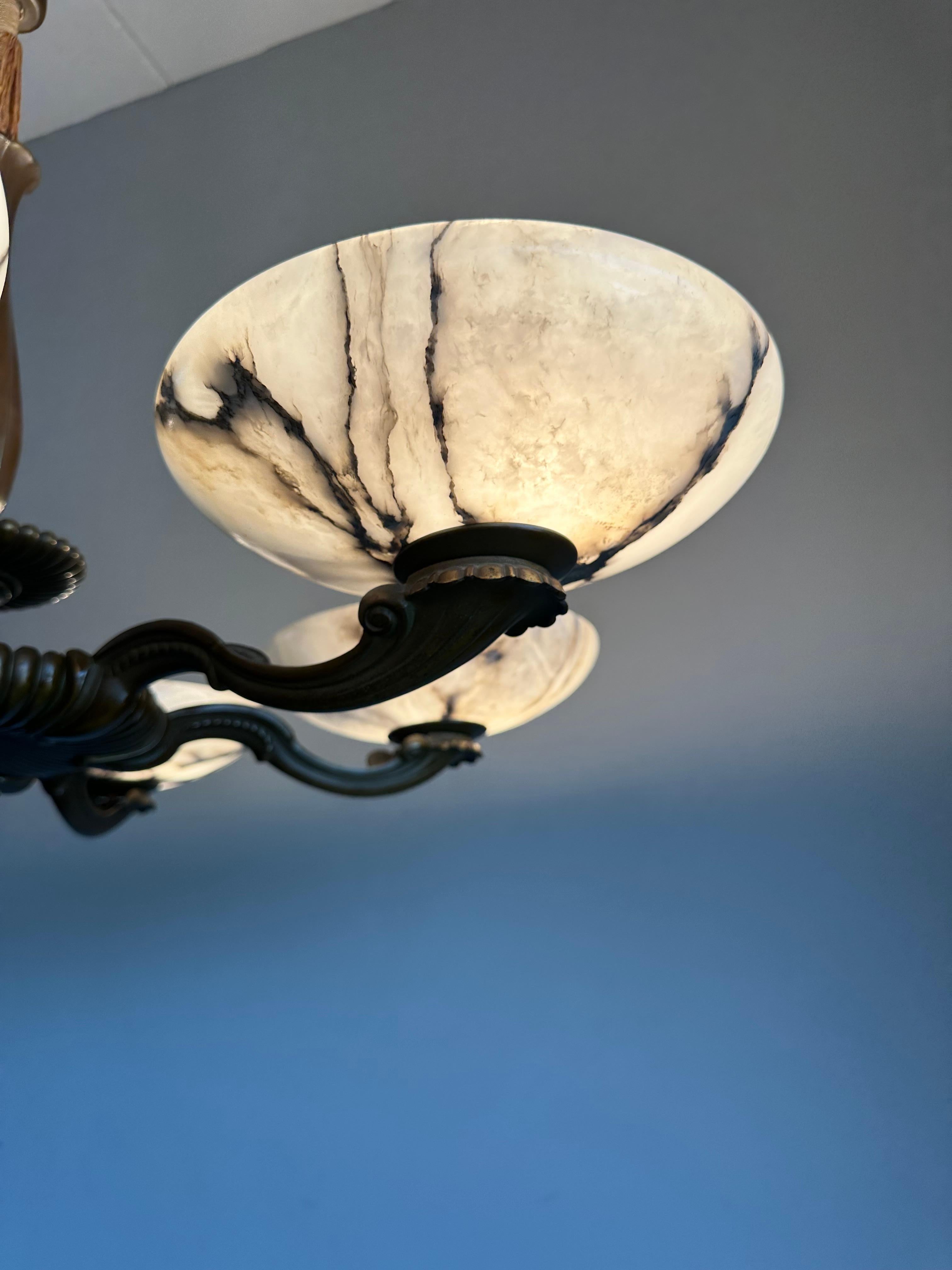 Magnifique lustre/pendentif Art déco en bronze avec six grands abat-jour en albâtre en vente 3