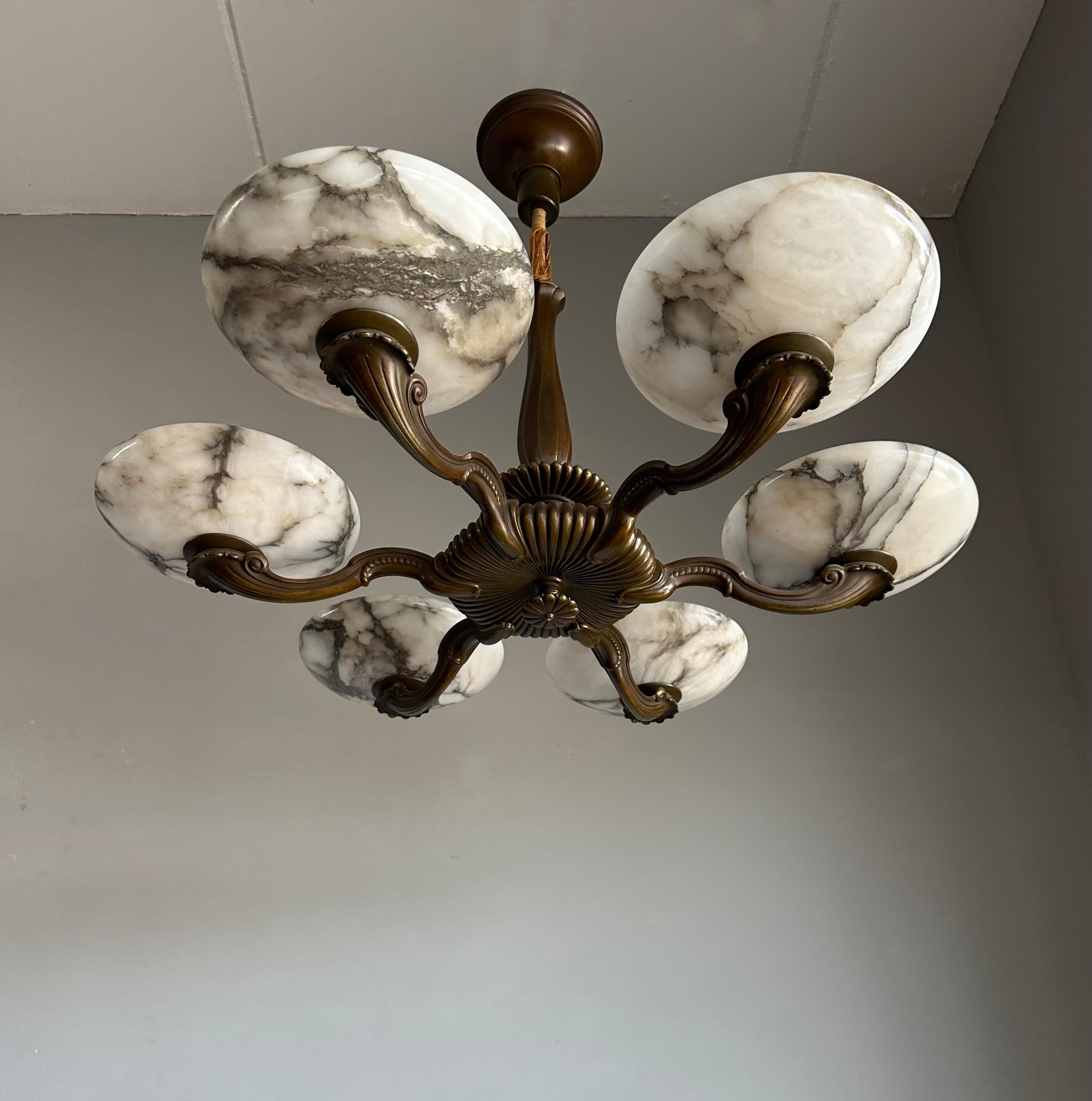 Magnifique lustre/pendentif Art déco en bronze avec six grands abat-jour en albâtre en vente 5