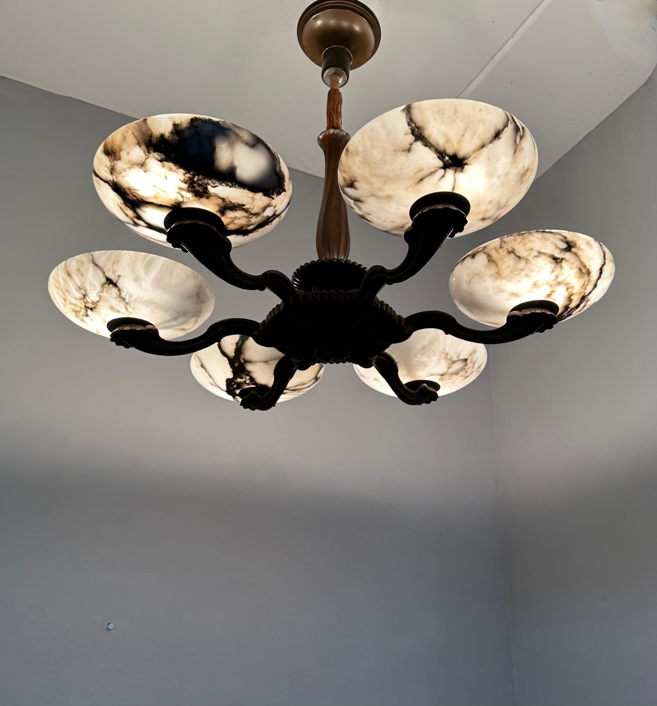 Magnifique lustre/pendentif Art déco en bronze avec six grands abat-jour en albâtre en vente 6