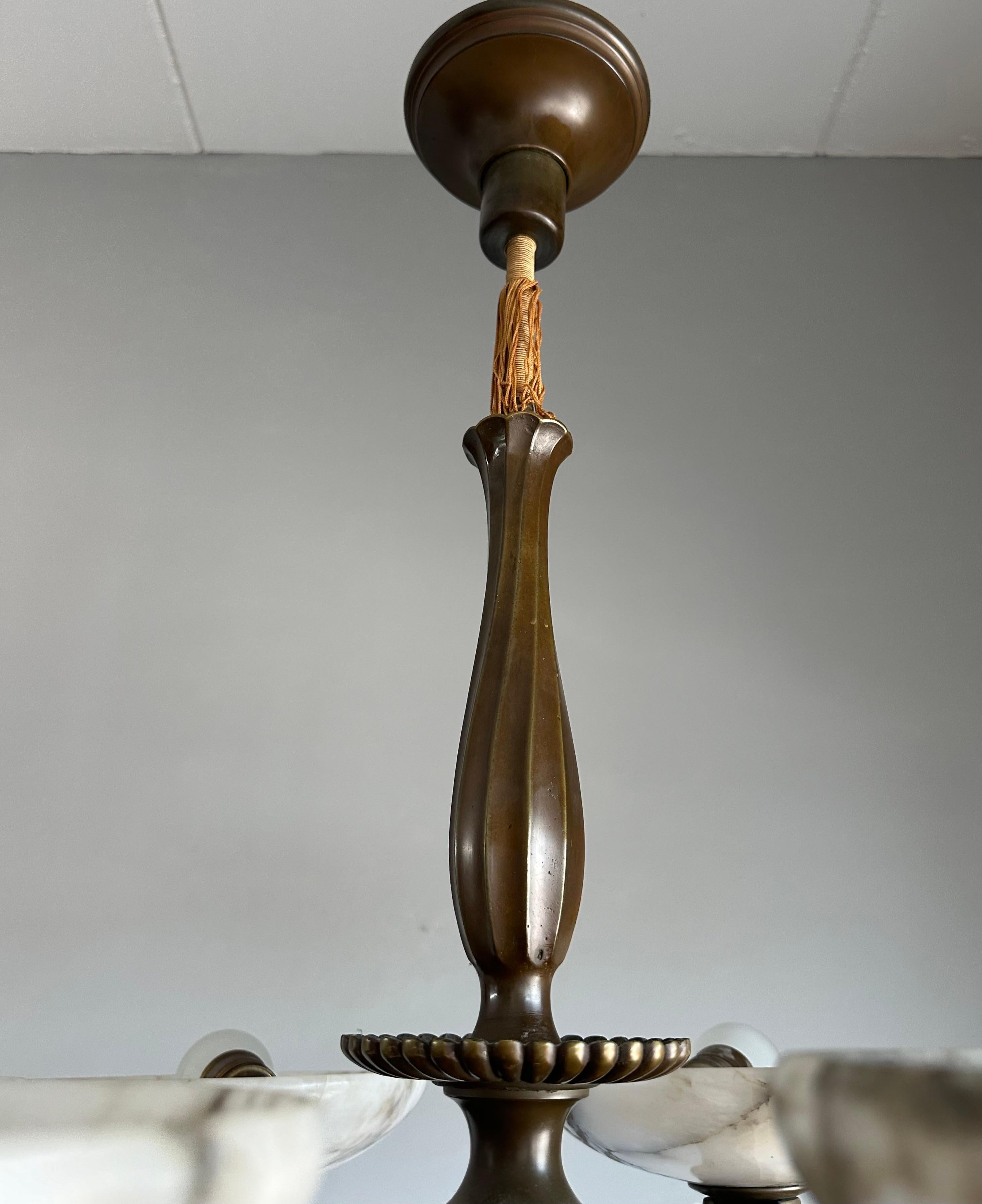 Magnifique lustre/pendentif Art déco en bronze avec six grands abat-jour en albâtre en vente 7