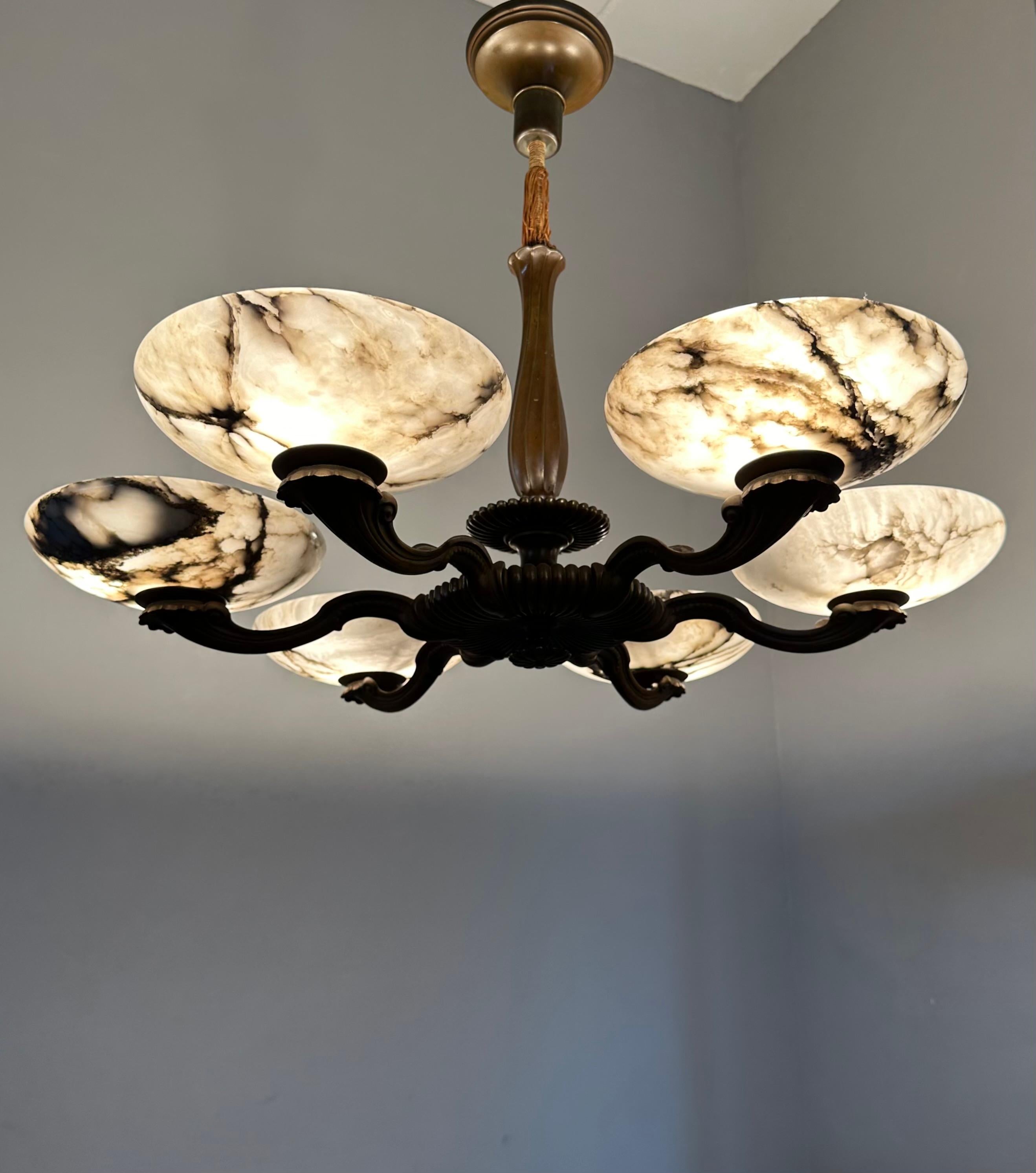 Magnifique lustre/pendentif Art déco en bronze avec six grands abat-jour en albâtre en vente 8