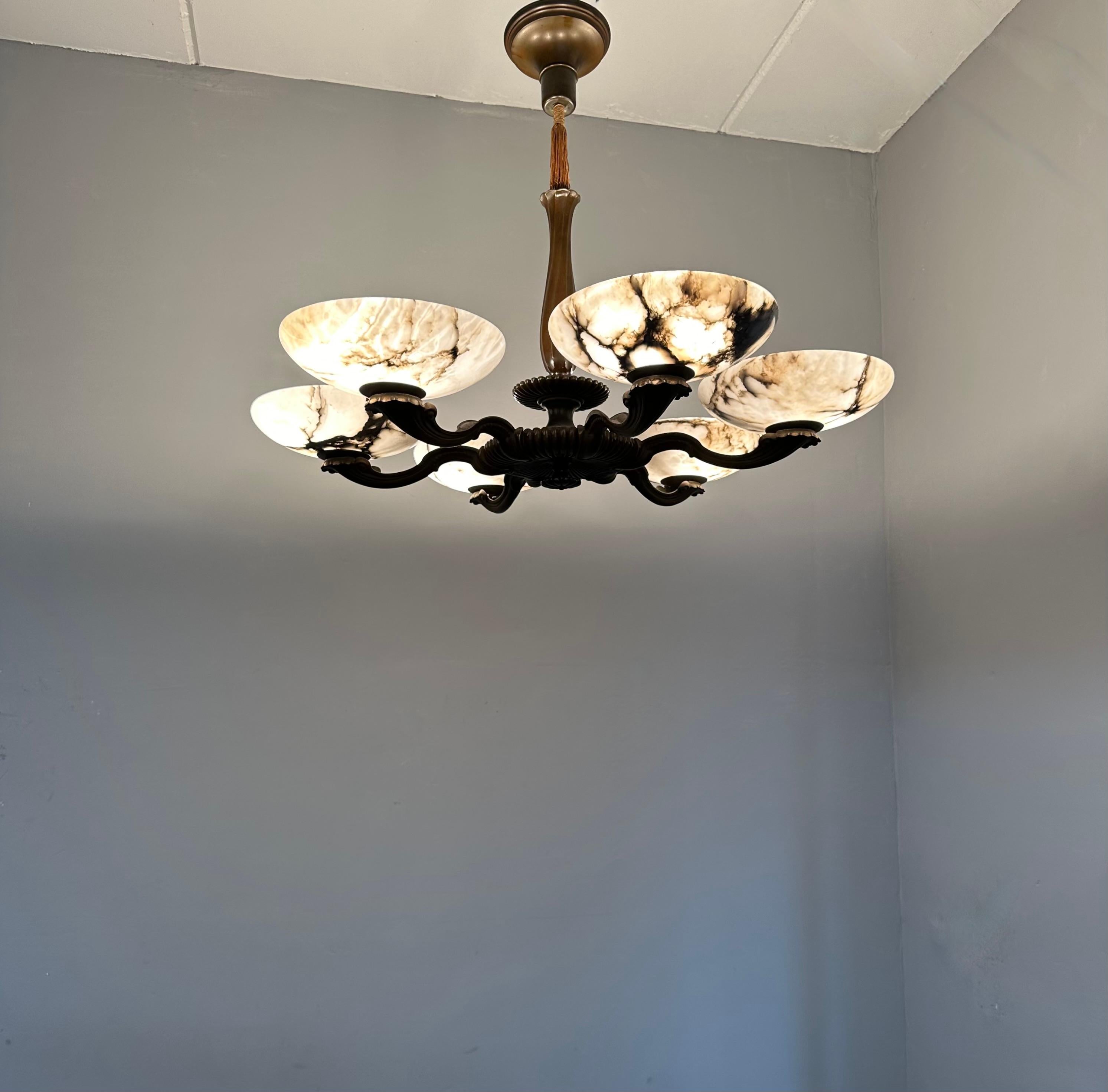 Magnifique lustre/pendentif Art déco en bronze avec six grands abat-jour en albâtre en vente 9