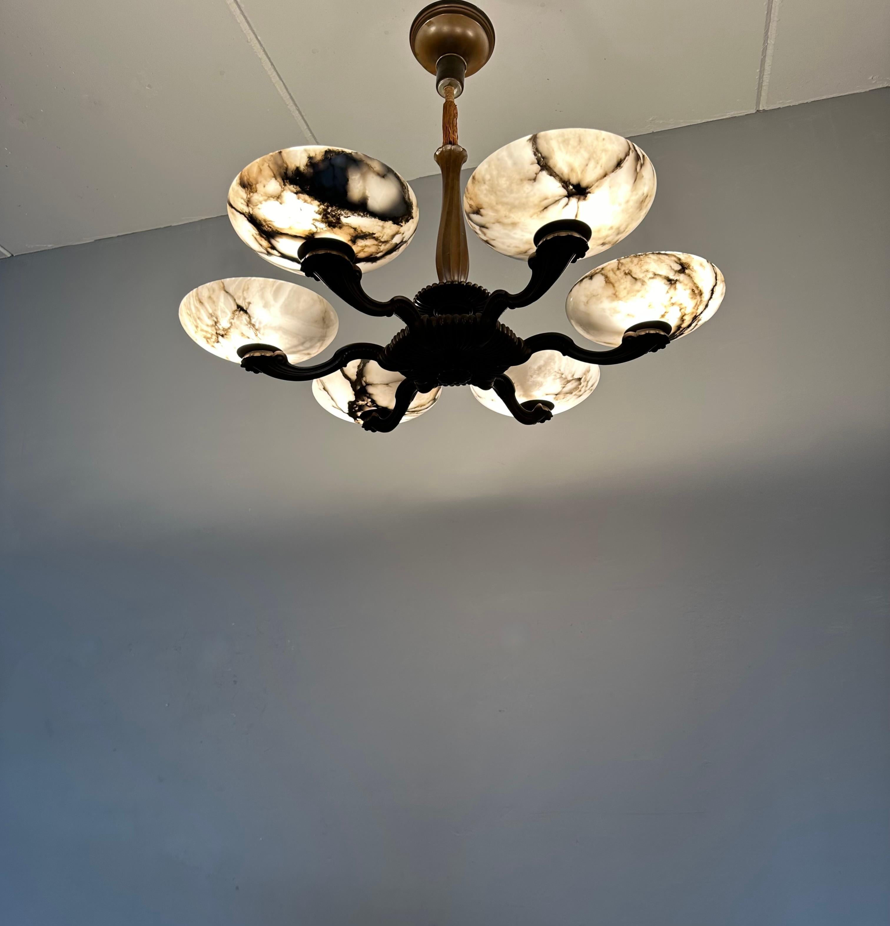 Magnifique lustre/pendentif Art déco en bronze avec six grands abat-jour en albâtre en vente 10