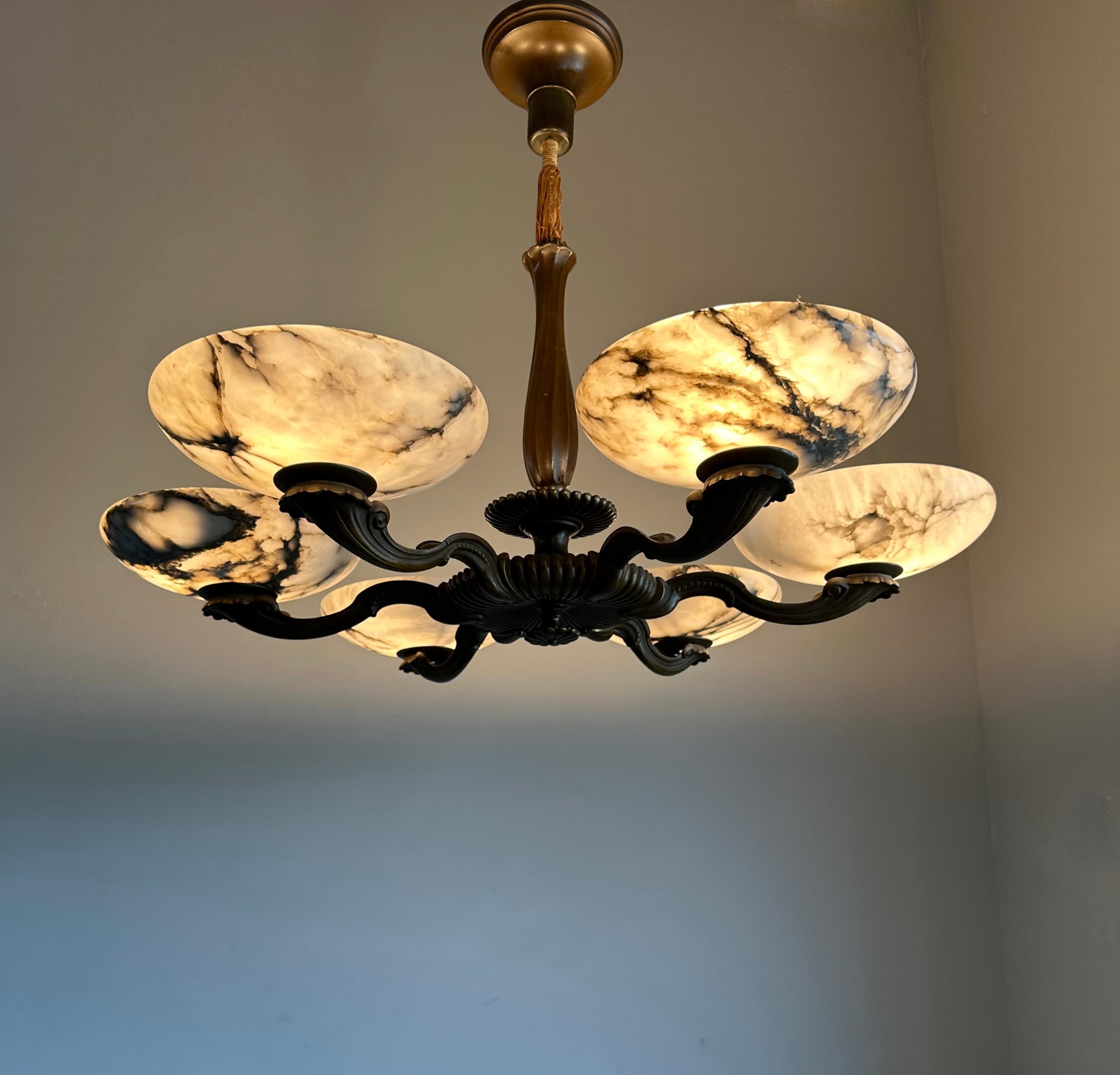 Magnifique lustre/pendentif Art déco en bronze avec six grands abat-jour en albâtre en vente 11