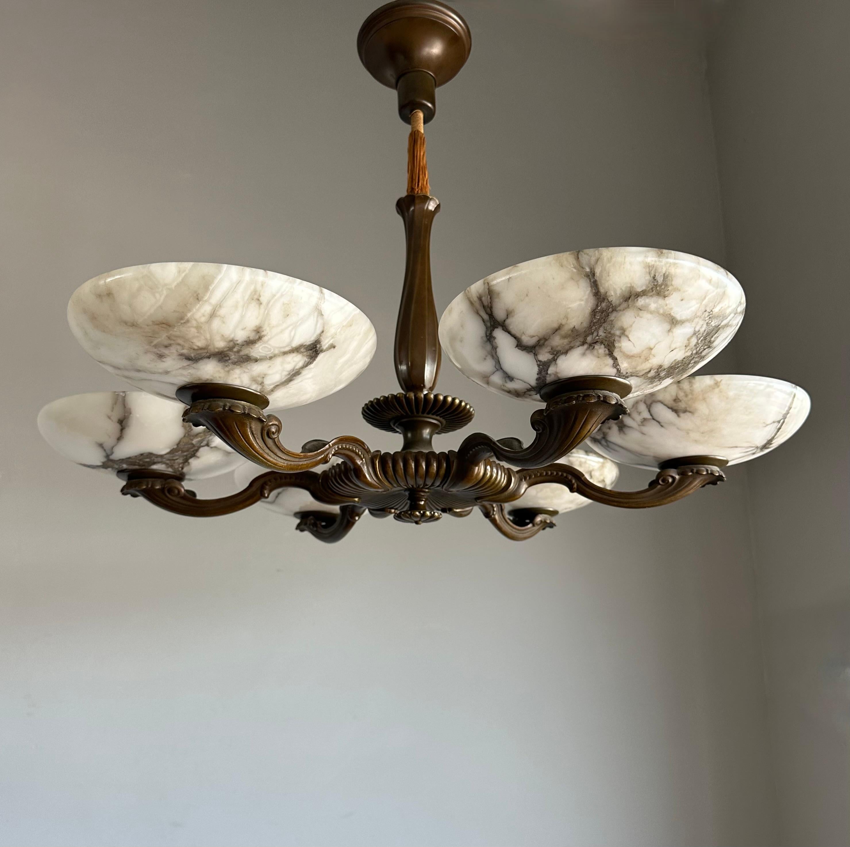 Luminaire exclusif des années 1920 en bronze et albâtre pour une atmosphère parfaite.

Si vous êtes à la recherche d'un luminaire remarquable pour embellir votre espace de vie, ce lustre antique Art Deco datant des premières années du 20e siècle
