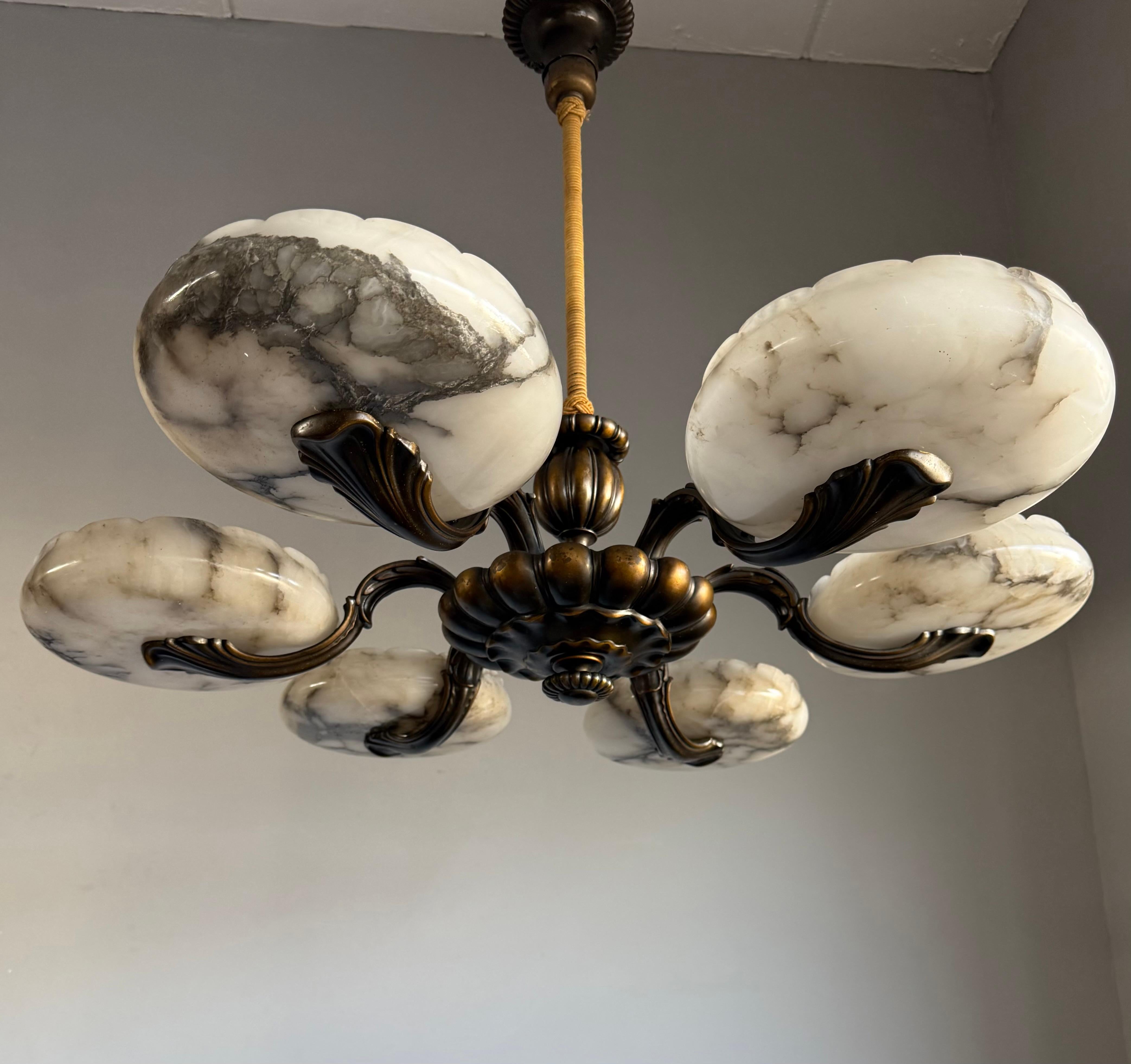 Un'esclusiva lampada in bronzo e alabastro degli anni '20 per un'atmosfera perfetta.

Se sei alla ricerca di un lampadario straordinario per abbellire il tuo spazio abitativo, questo antico lampadario Art Deco dei primi anni del XX secolo potrebbe