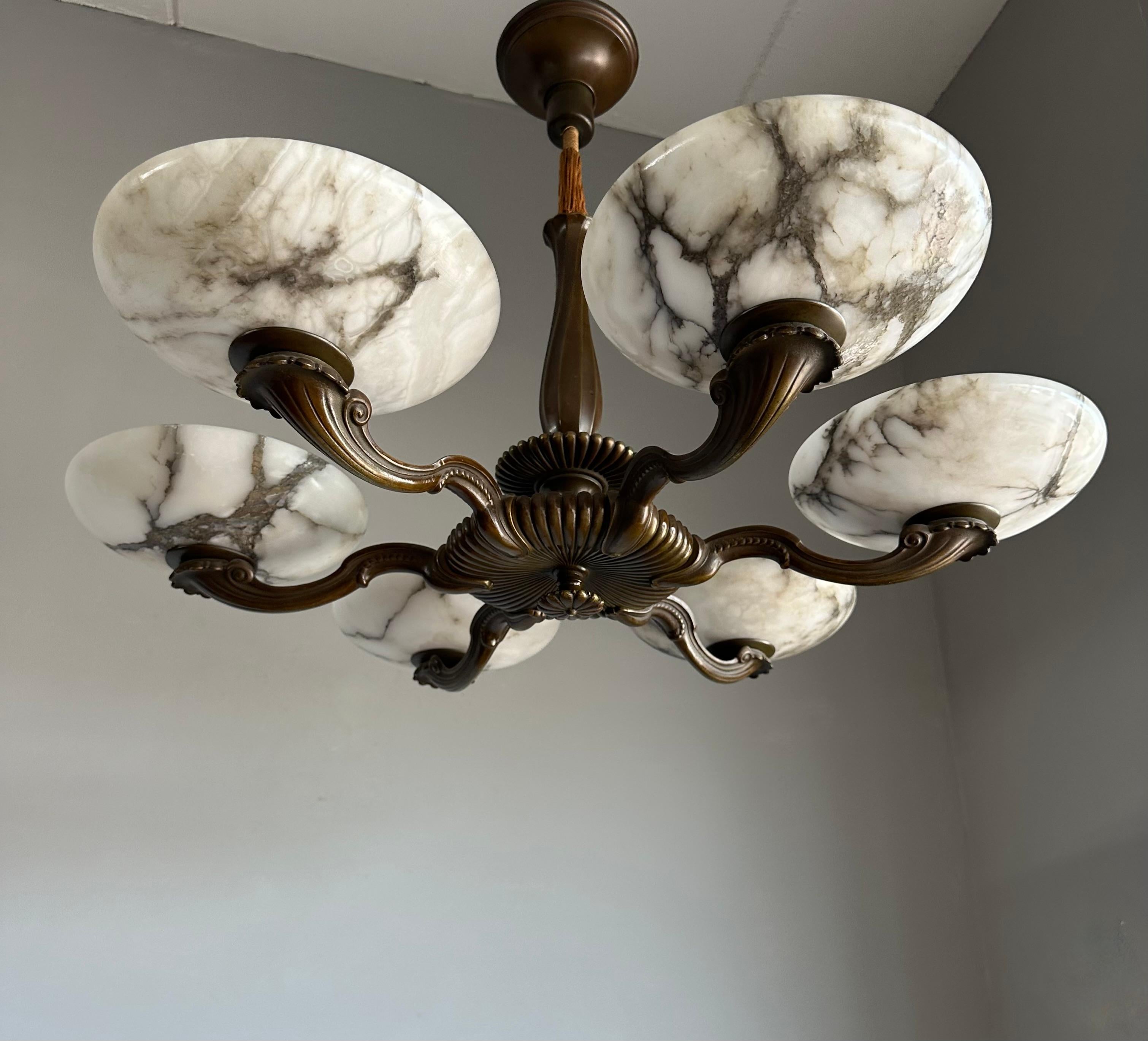 Français Magnifique lustre/pendentif Art déco en bronze avec six grands abat-jour en albâtre en vente