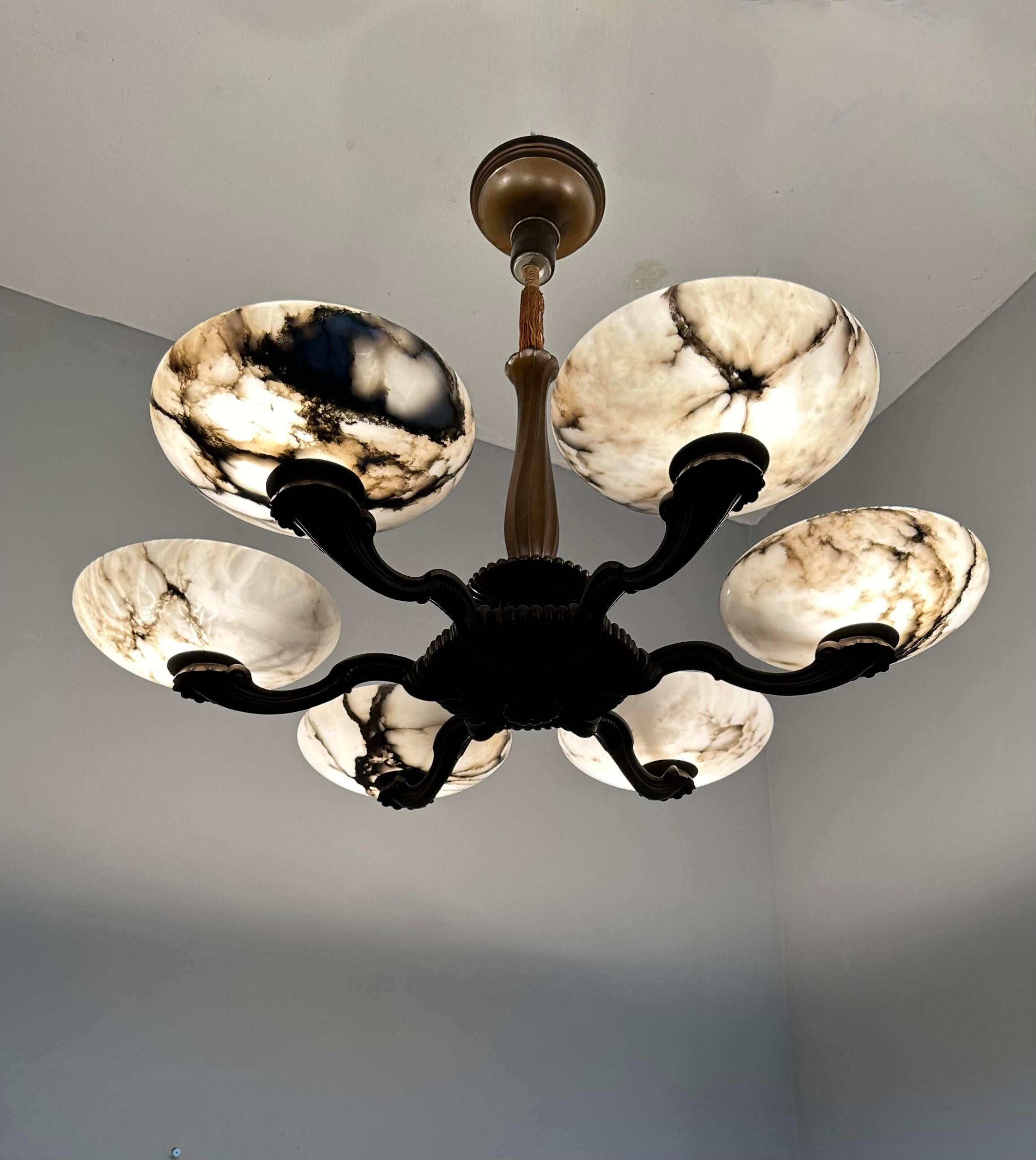Sculpté à la main Magnifique lustre/pendentif Art déco en bronze avec six grands abat-jour en albâtre en vente