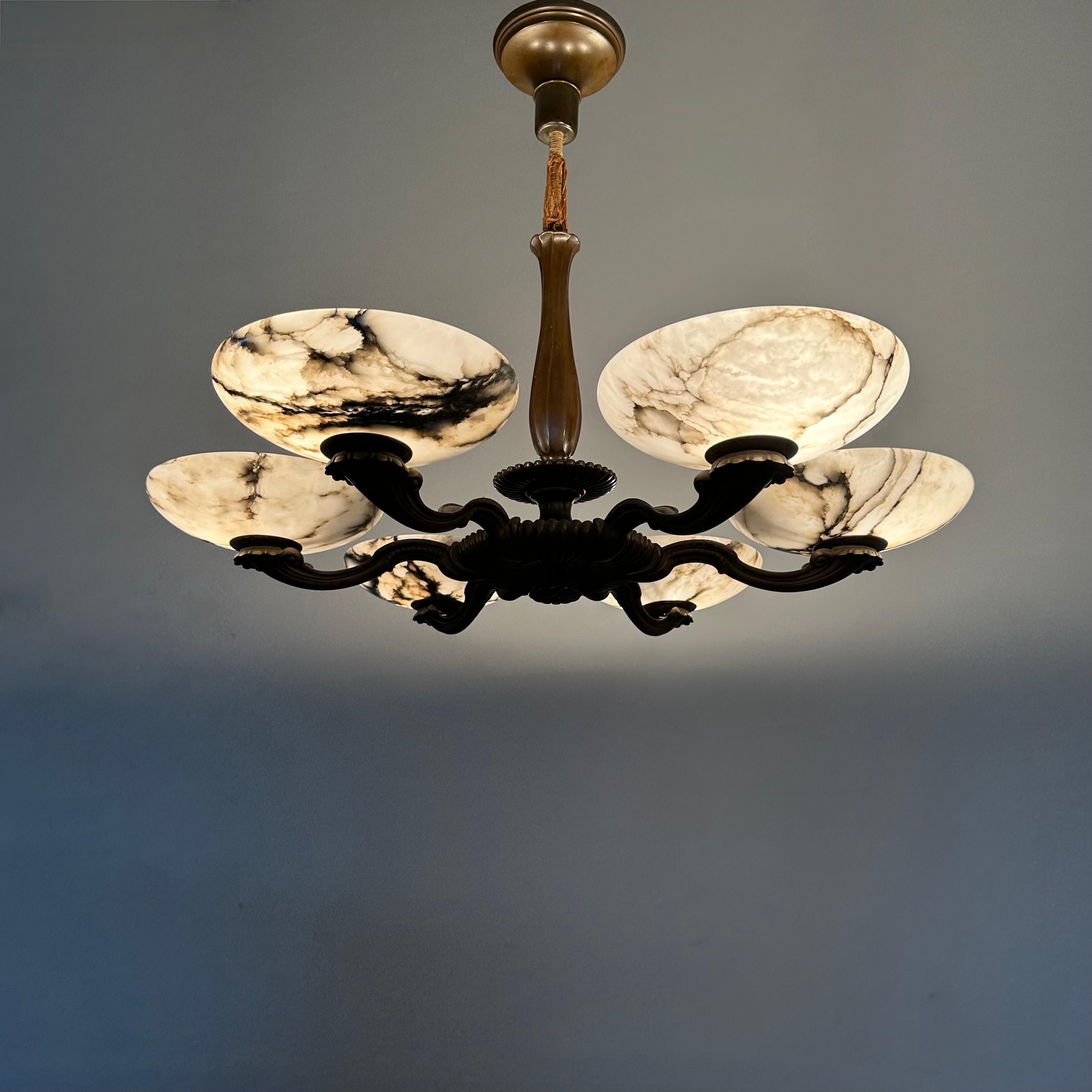 Magnifique lustre/pendentif Art déco en bronze avec six grands abat-jour en albâtre Excellent état - En vente à Lisse, NL