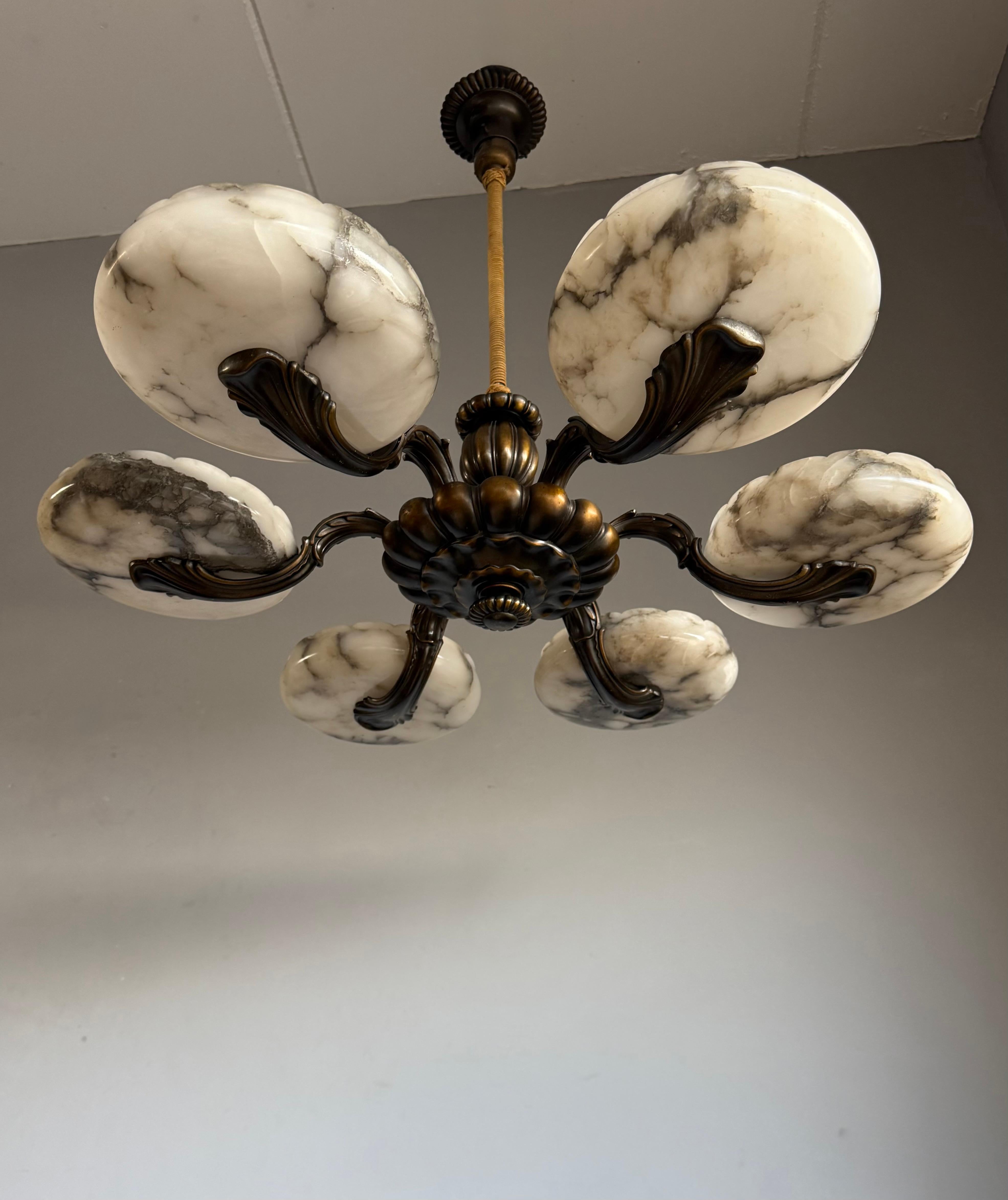Intagliato a mano MARVELOUS Bronze Art Deco Chandelier / Pendant with SIX LARGE Alabaster Shades (lampadario in bronzo con sei grandi paralumi in alabastro) in vendita