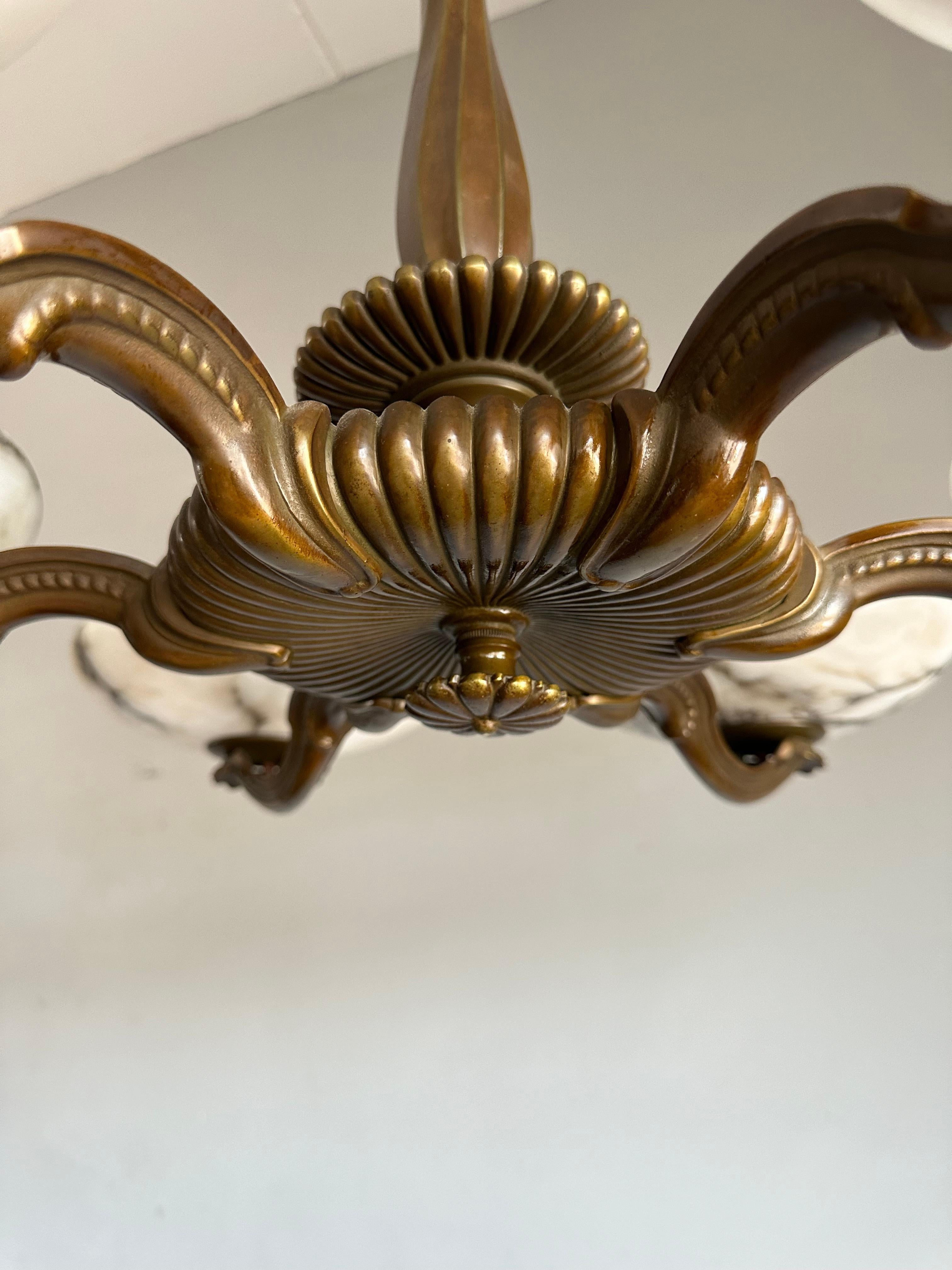 20ième siècle Magnifique lustre/pendentif Art déco en bronze avec six grands abat-jour en albâtre en vente