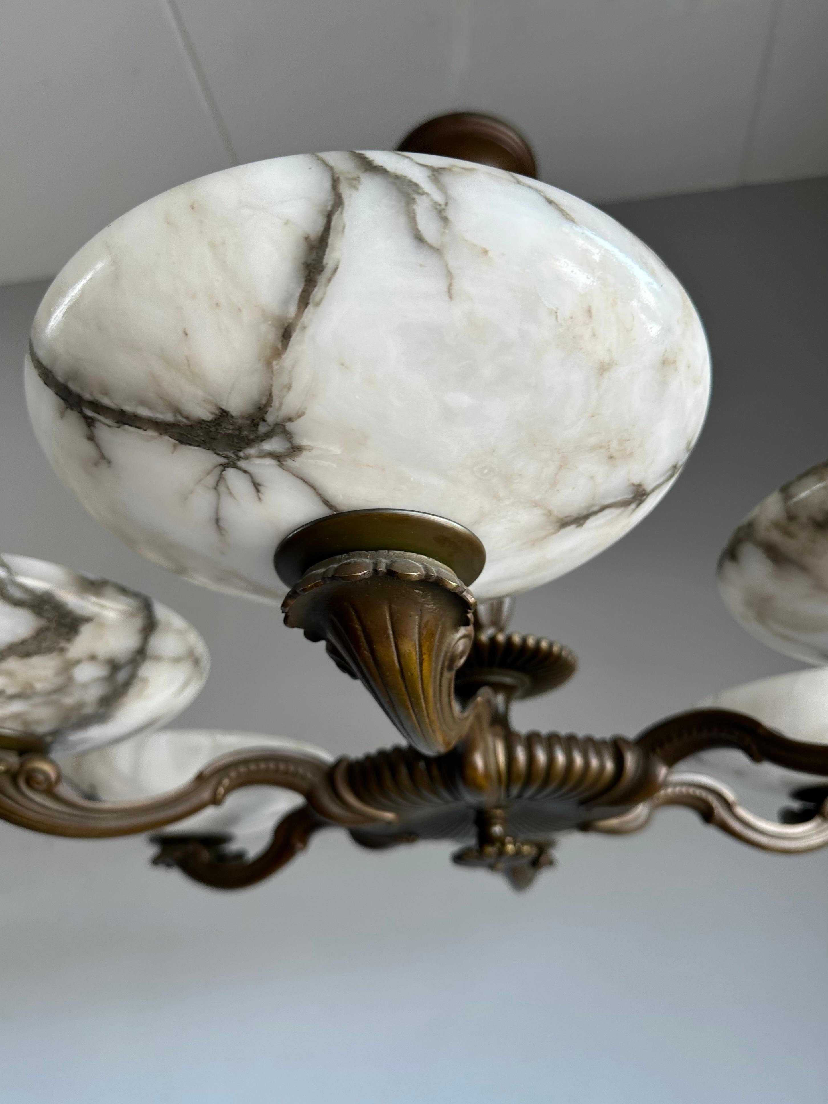 Laiton Magnifique lustre/pendentif Art déco en bronze avec six grands abat-jour en albâtre en vente