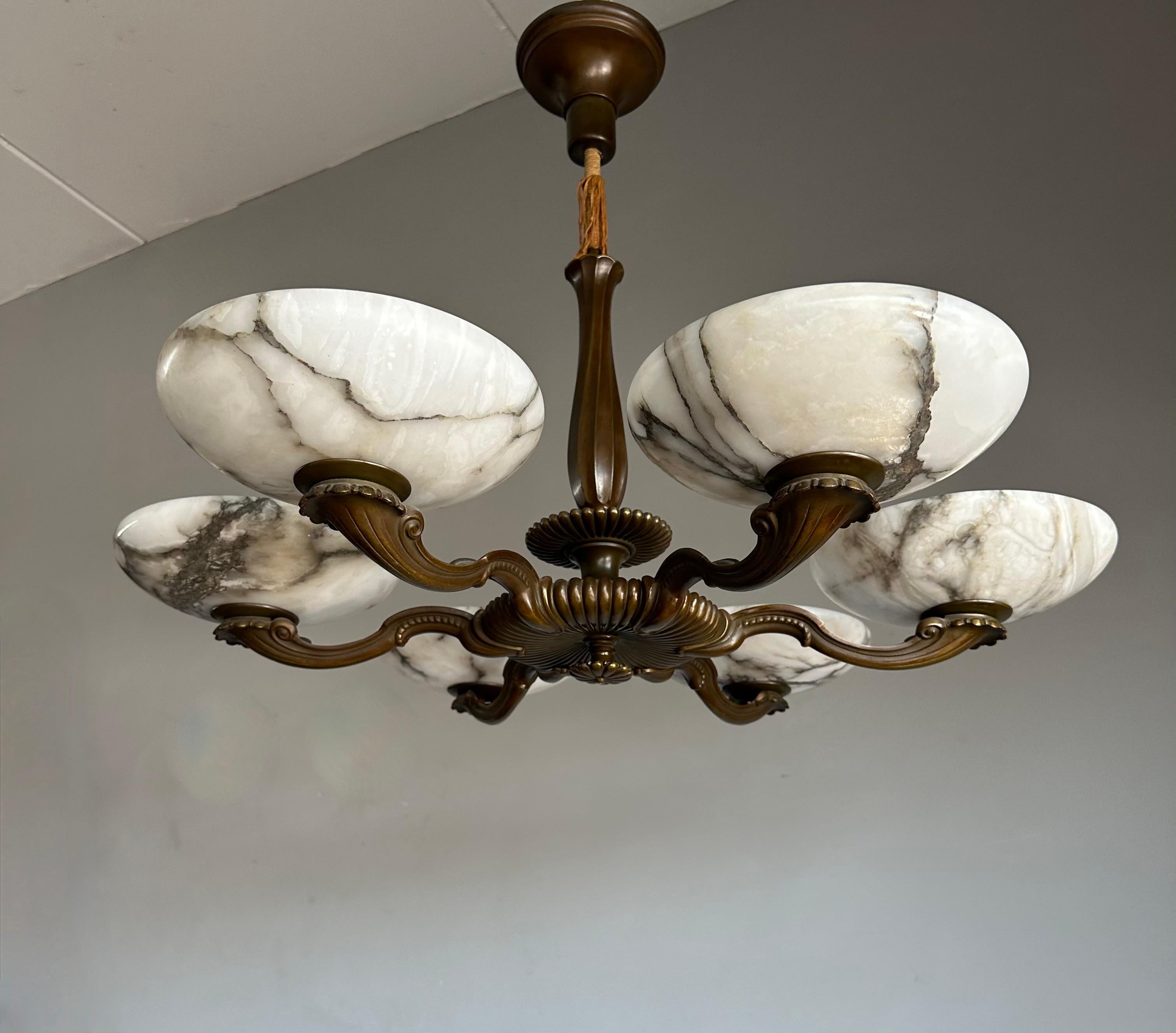 Magnifique lustre/pendentif Art déco en bronze avec six grands abat-jour en albâtre en vente 1