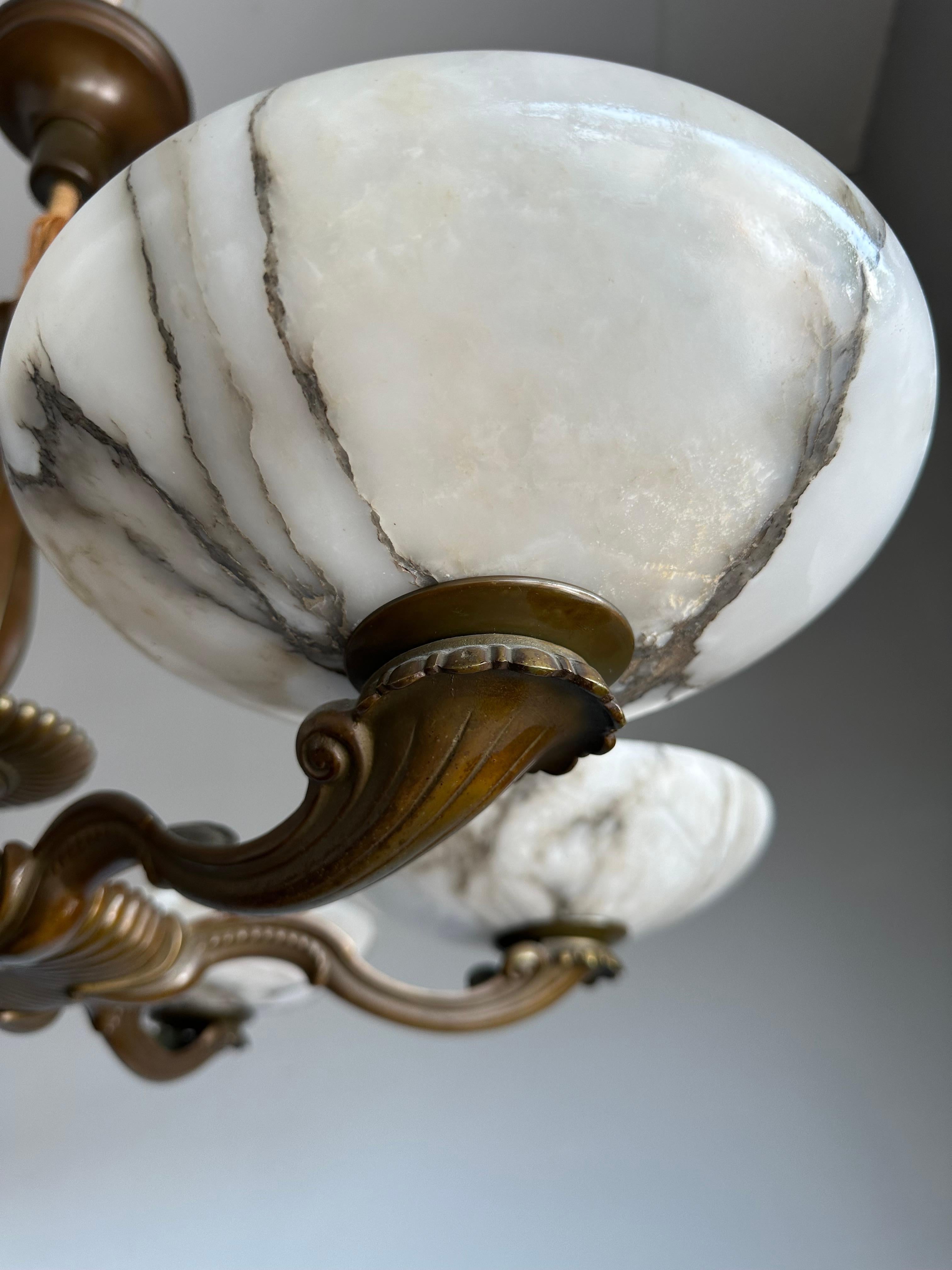 Magnifique lustre/pendentif Art déco en bronze avec six grands abat-jour en albâtre en vente 2