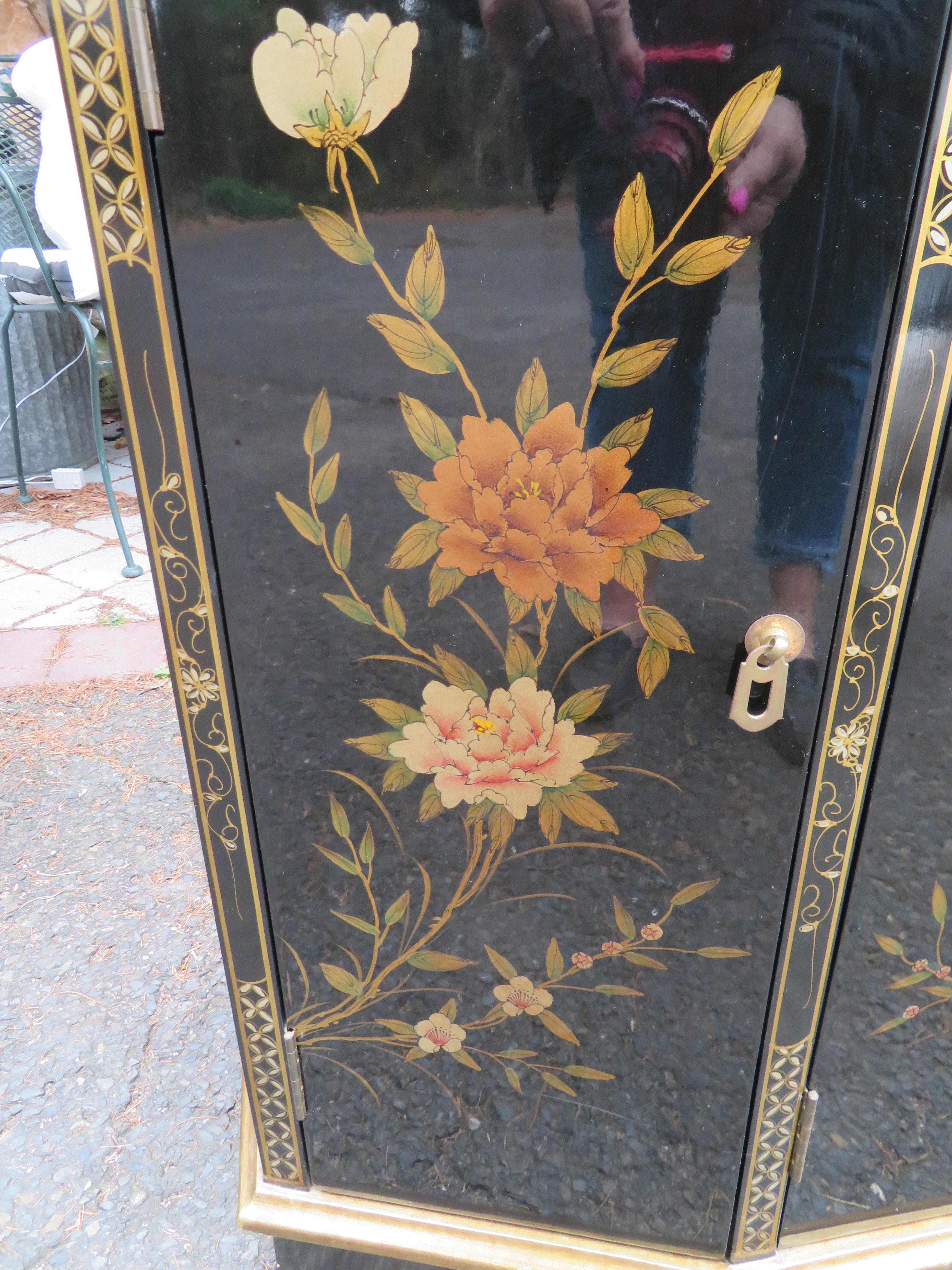 Magnifique meuble de rangement chinoiseries laqué noir à motifs floraux peints à la main en vente 3
