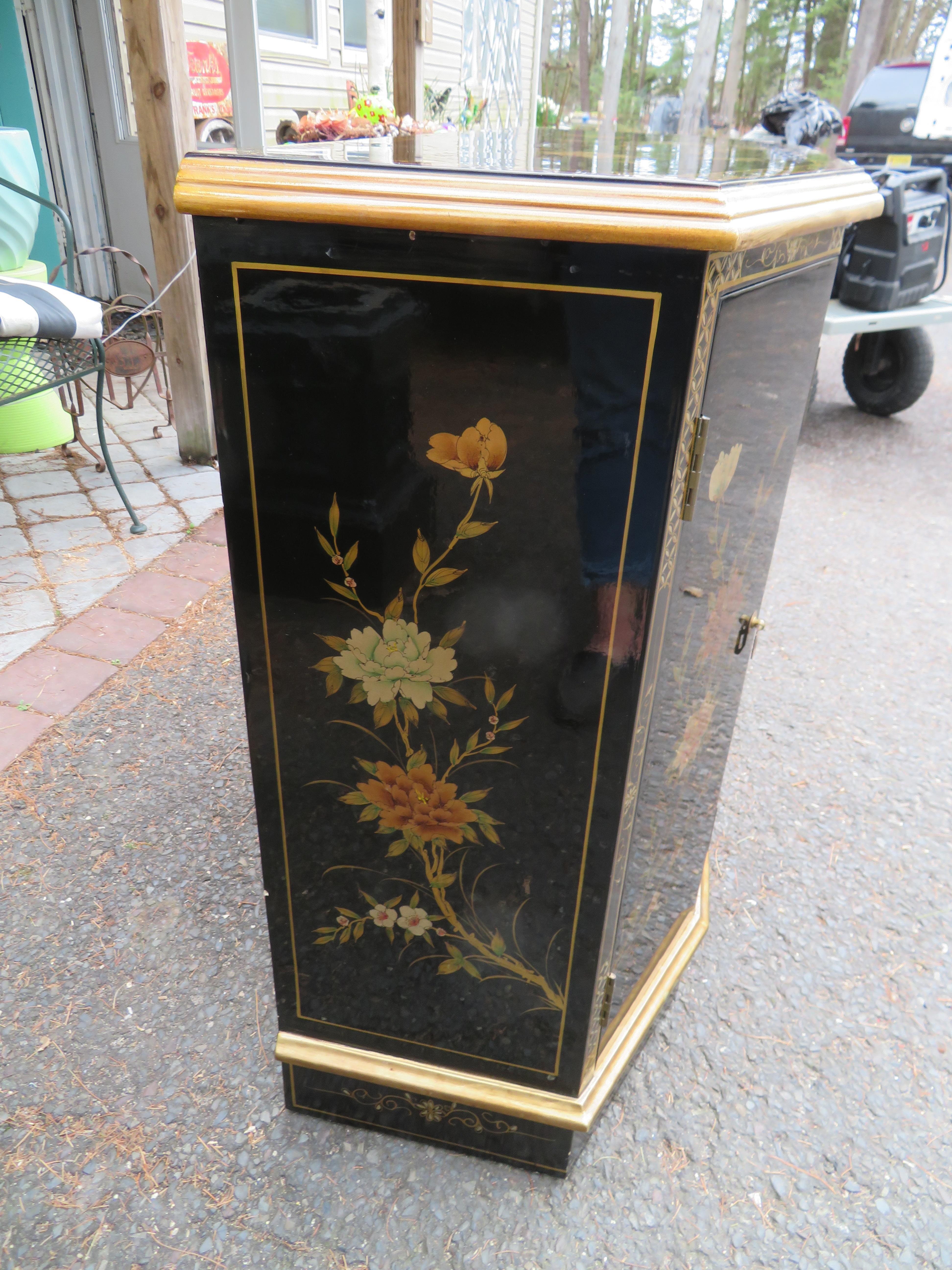 Magnifique meuble de rangement chinoiseries laqué noir à motifs floraux peints à la main Bon état - En vente à Pemberton, NJ