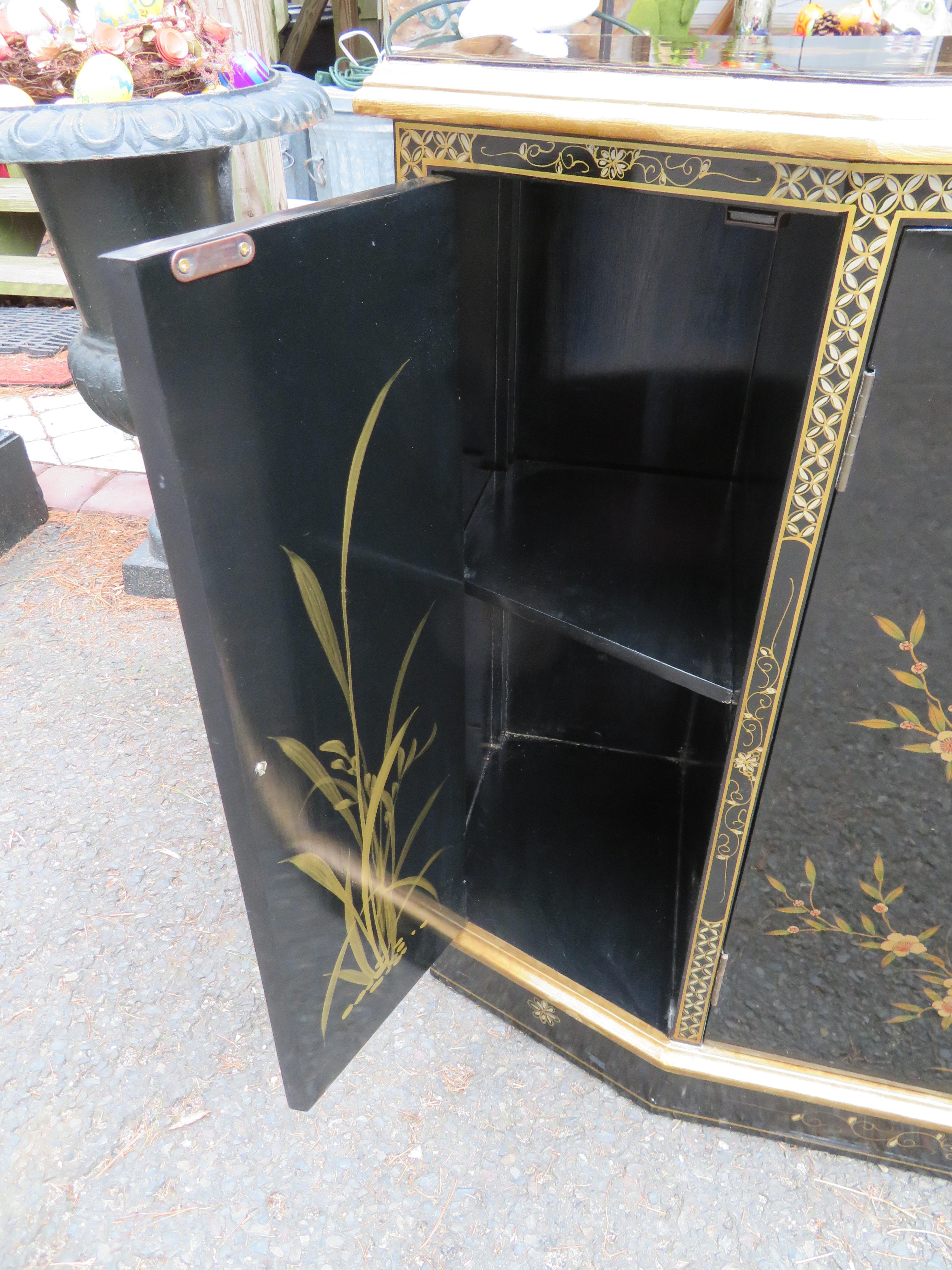 Bois Magnifique meuble de rangement chinoiseries laqué noir à motifs floraux peints à la main en vente