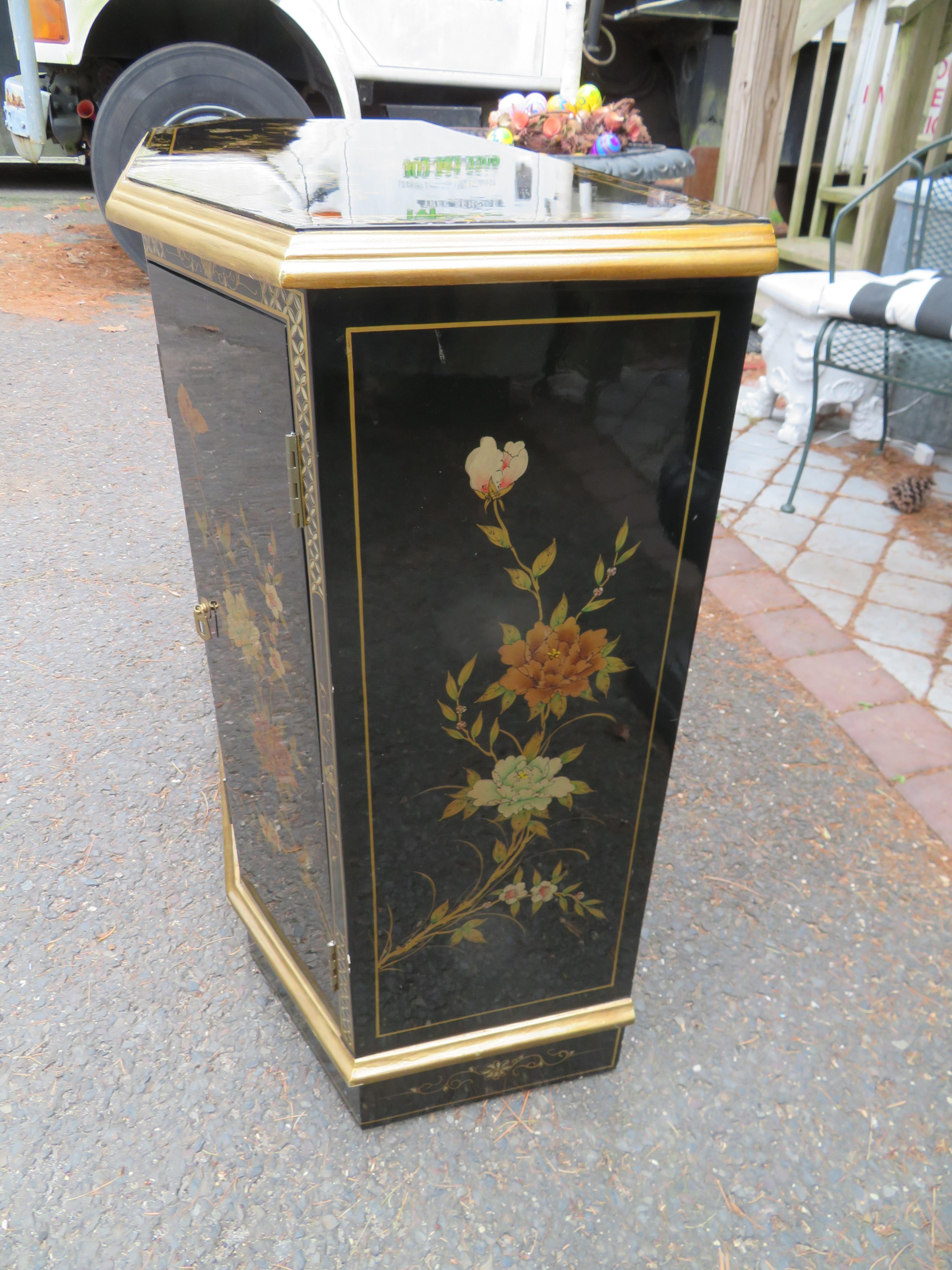 Magnifique meuble de rangement chinoiseries laqué noir à motifs floraux peints à la main en vente 1