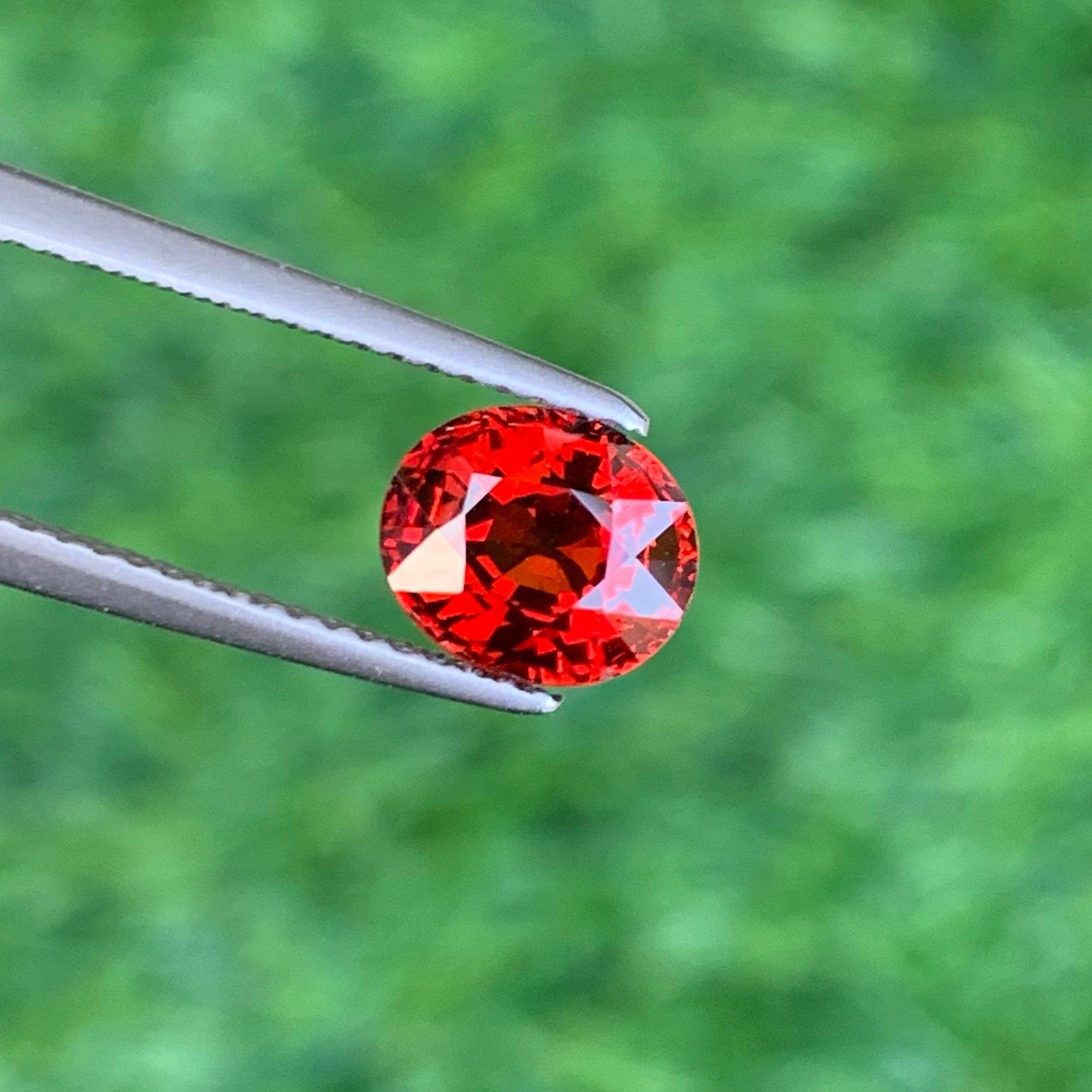 Taille ovale Magnifique grenat spessartite naturel taille fantaisie de 1,95 carat, pierre précieuse pour bijoux en vente