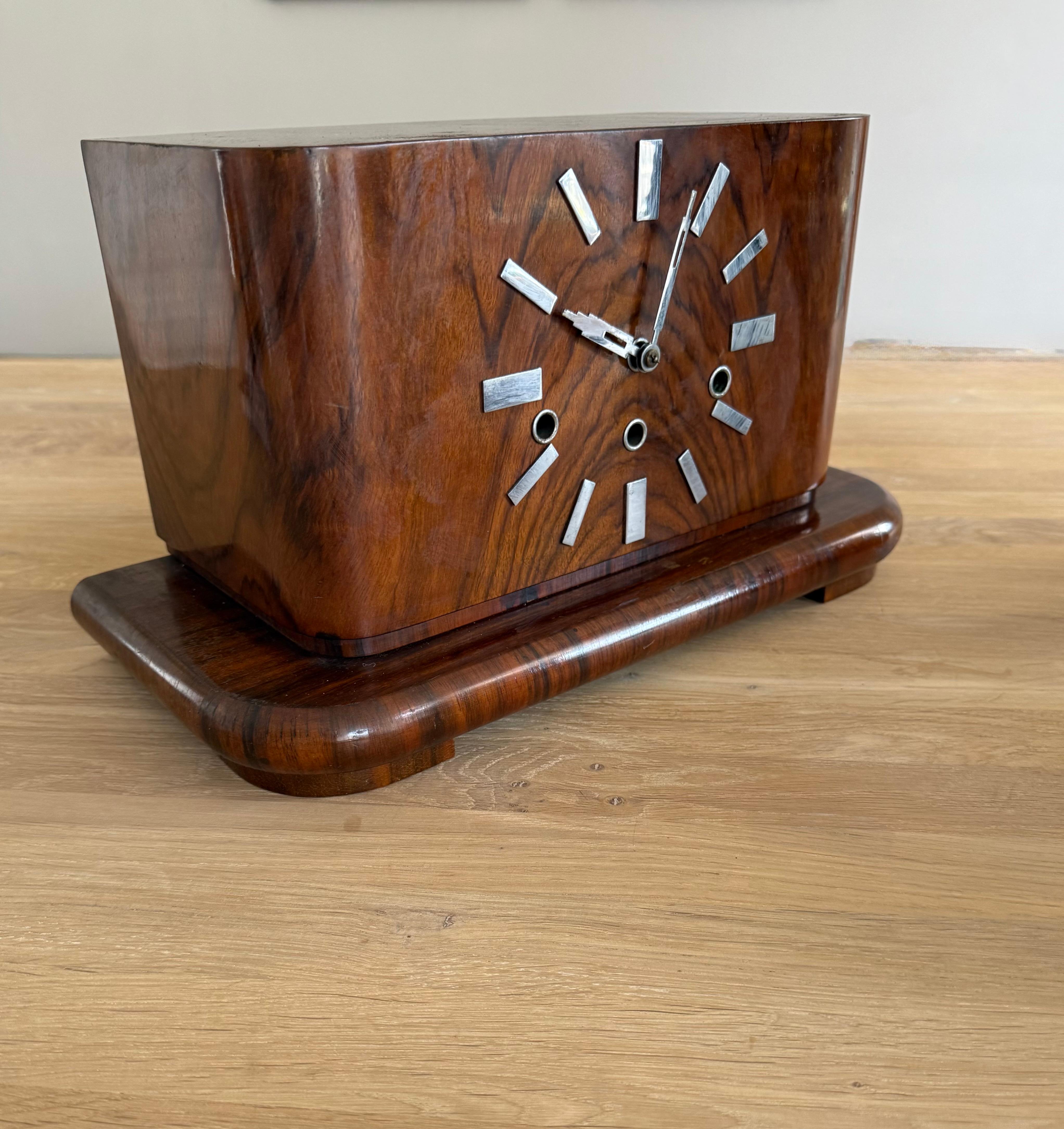 Wunderschönes Design & warme Farbe Wurzelholz Nussbaum Art Deco, Bauhaus Kaminsims / Schreibtischuhr im Angebot 7