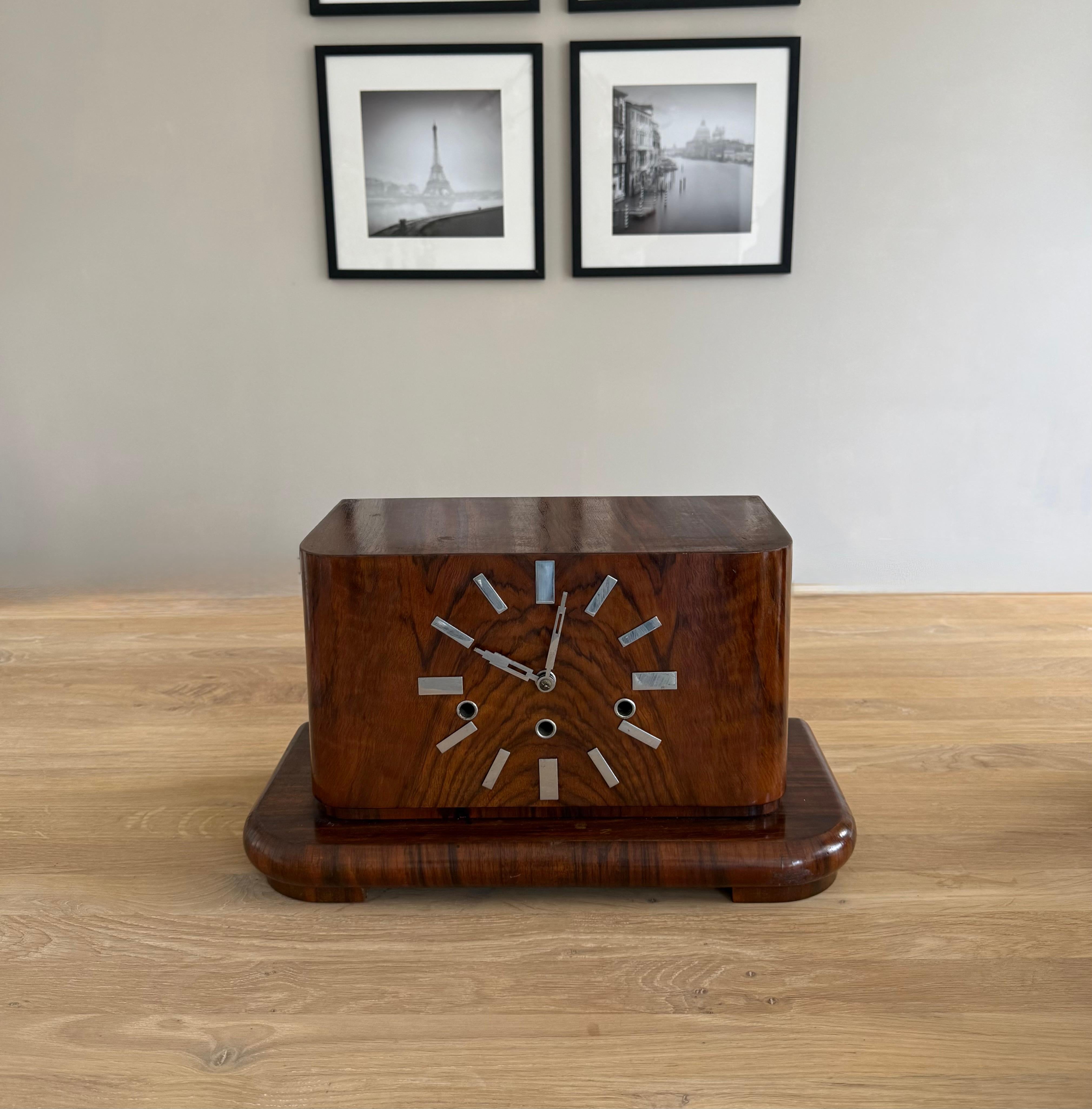 Schöne und auch in der Größe praktische Uhr im Bauhaus-Stil.

Im Laufe der Jahre haben wir eine Reihe von auffallenden (kein Wortspiel beabsichtigt) Art Deco Uhren verkauft, aber selten eine so zeitlos, so stilvoll, so schön gemacht und so perfekt