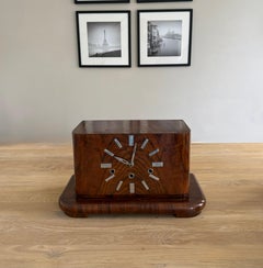 Maravilloso Reloj de Sobremesa Art Decó y Bauhaus de Nogal Burl de Diseño y Colores Cálidos