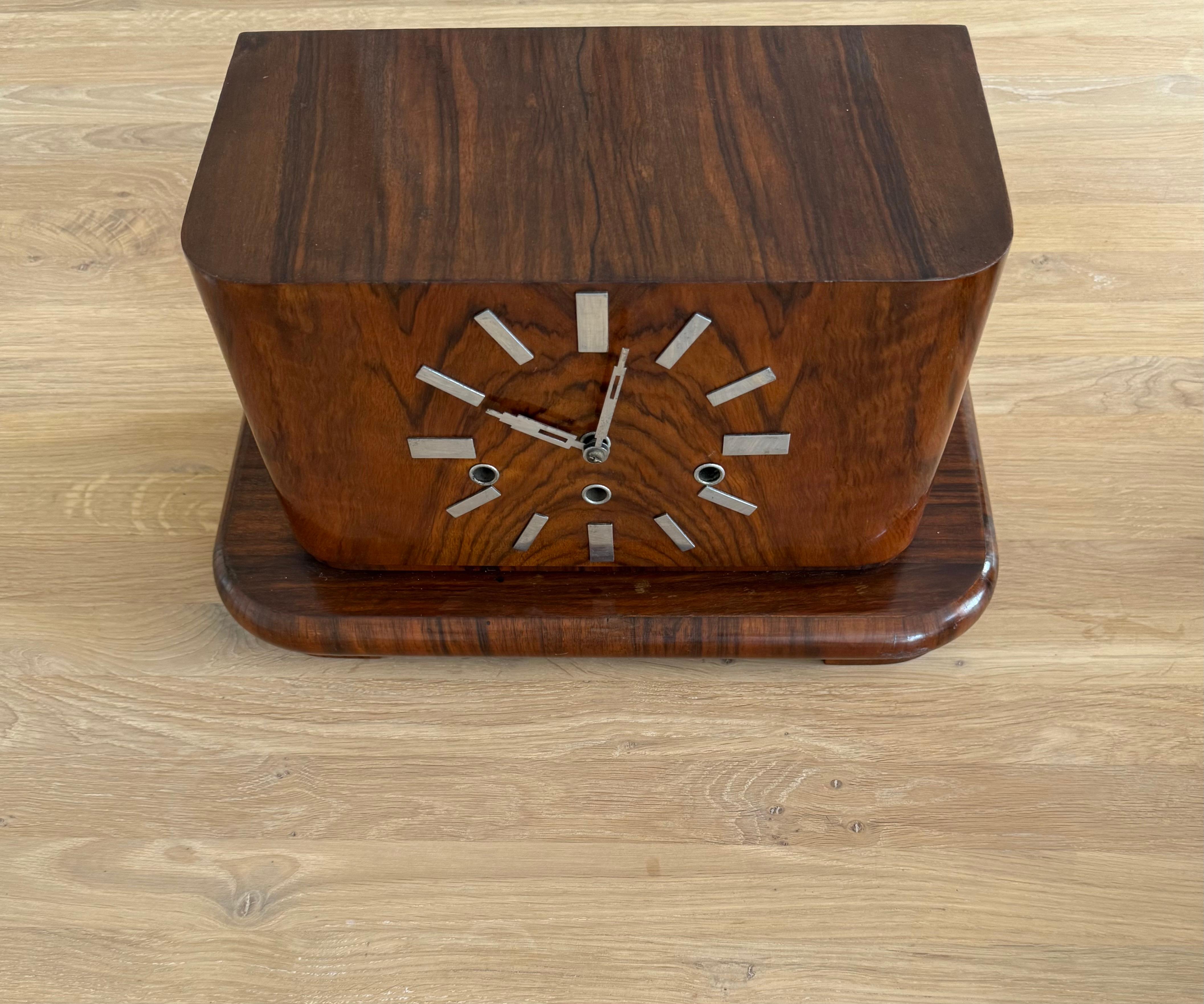 Wunderschönes Design & warme Farbe Wurzelholz Nussbaum Art Deco, Bauhaus Kaminsims / Schreibtischuhr im Angebot 1