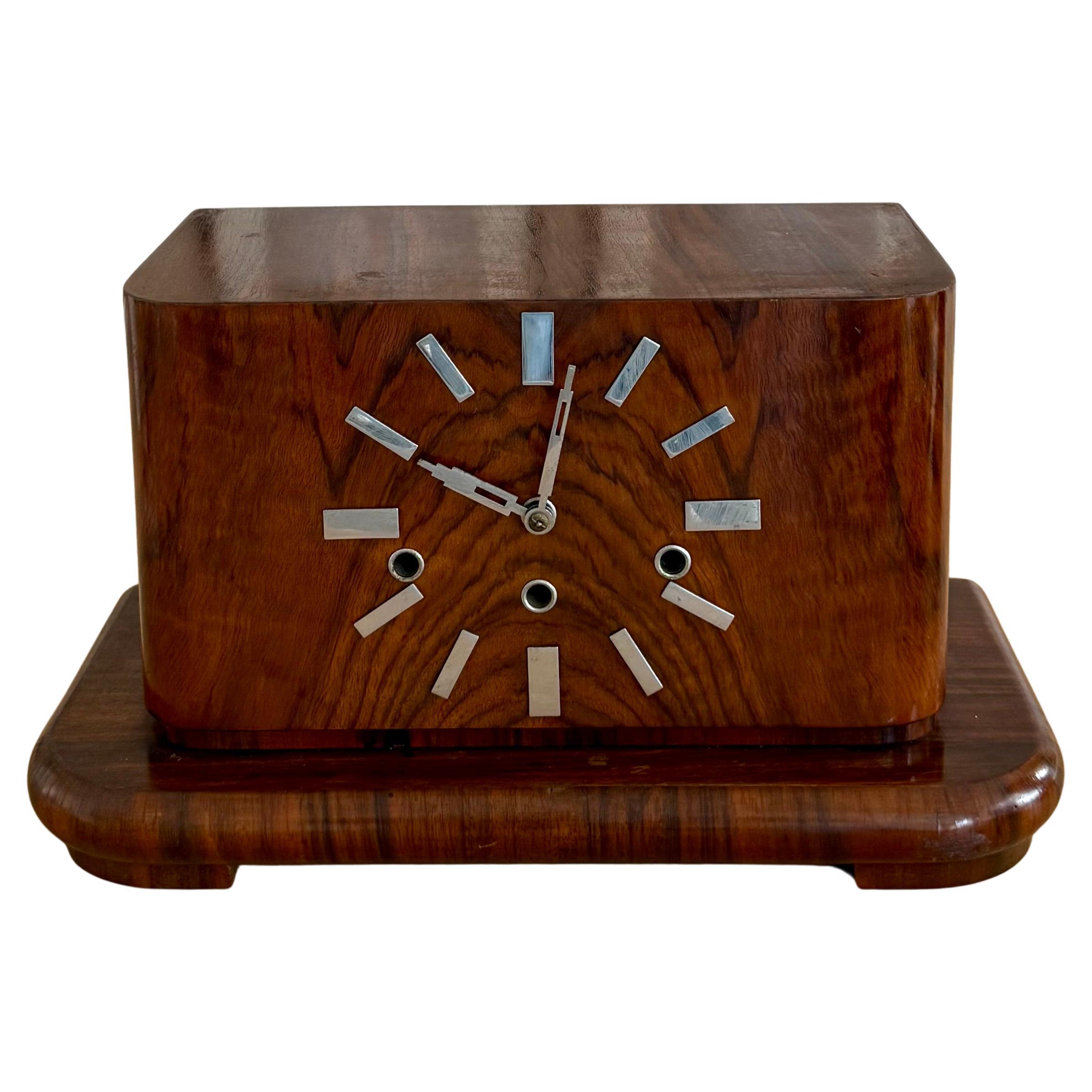 Meraviglioso design e colore caldo della radica di noce Art Deco, Bauhaus Mantel / Desk Clock